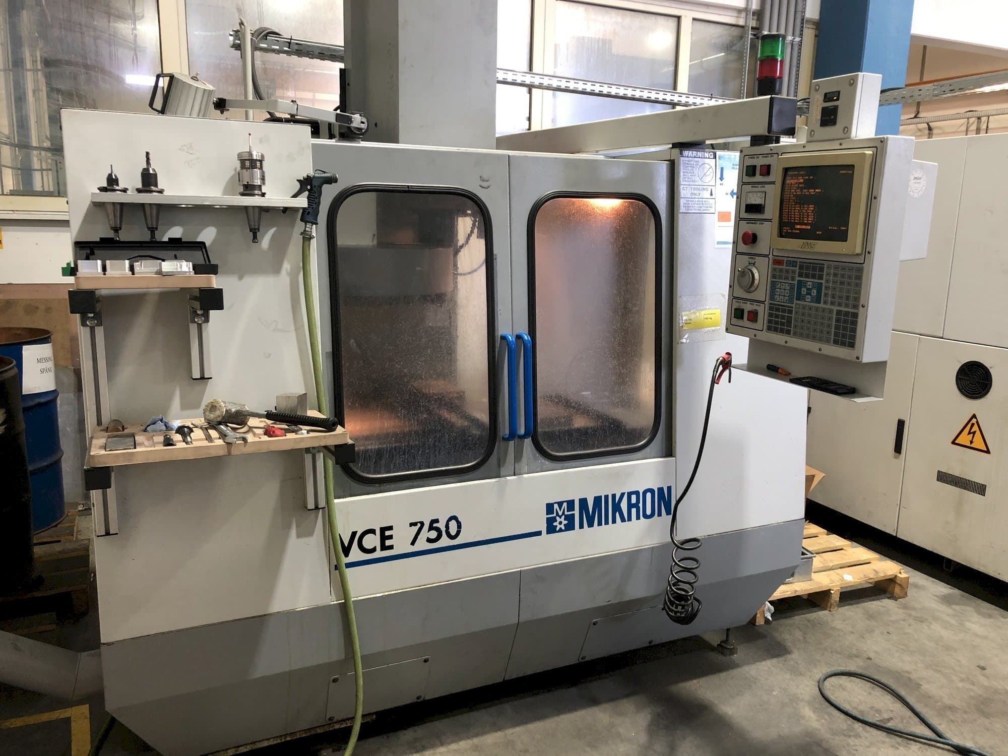 Vooraanzicht van MIKRON VCE 750 machine