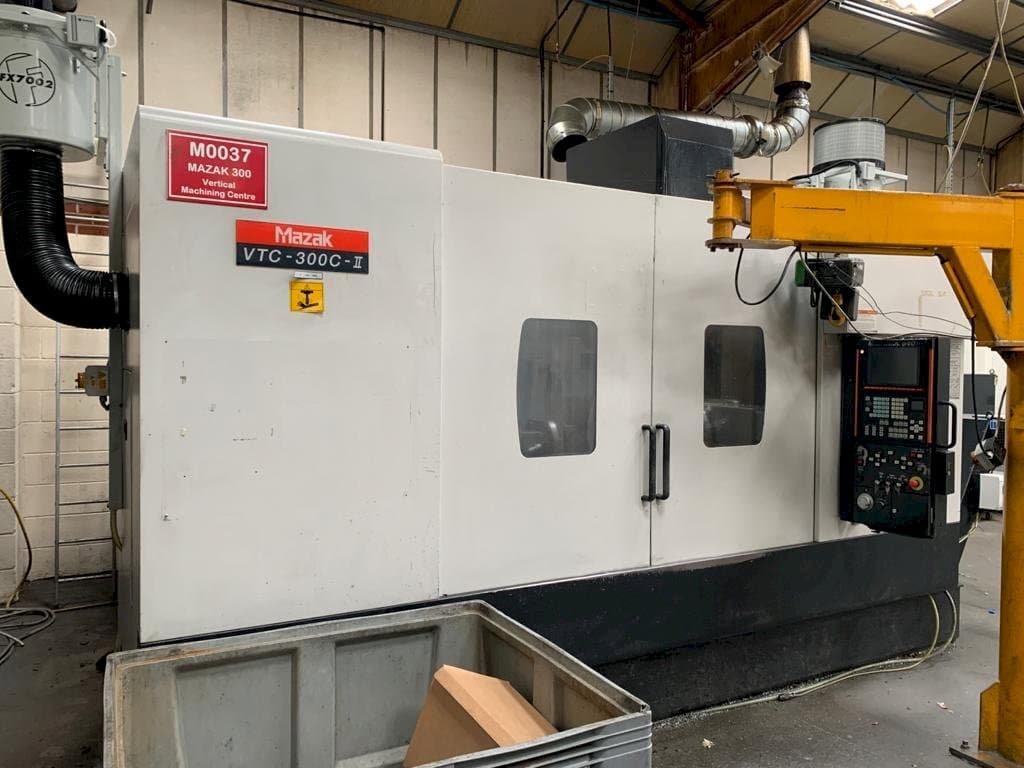 Vooraanzicht van Mazak VTC-300C-II machine