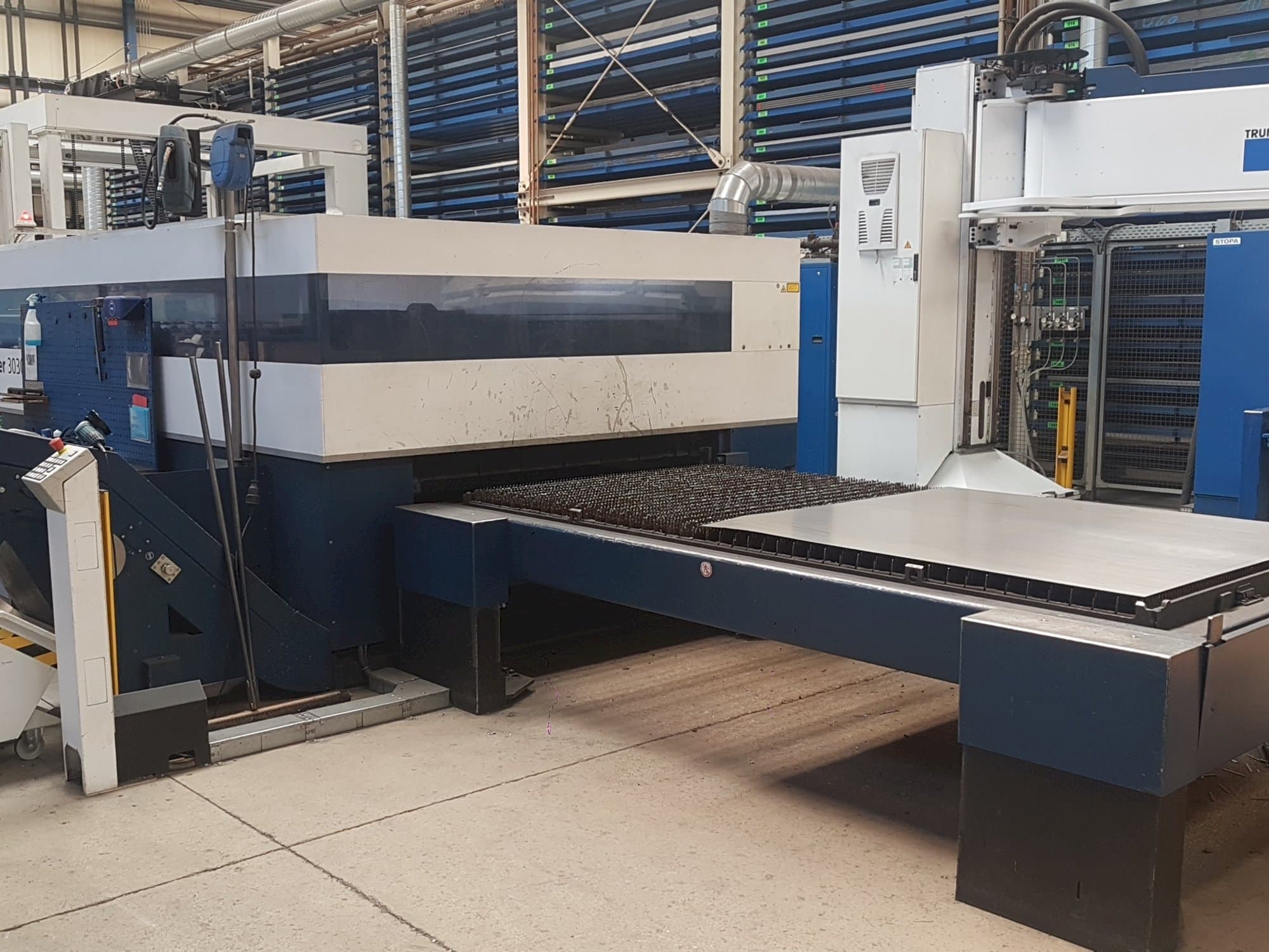 Vooraanzicht van Trumpf TruLaser 3030 L20 machine