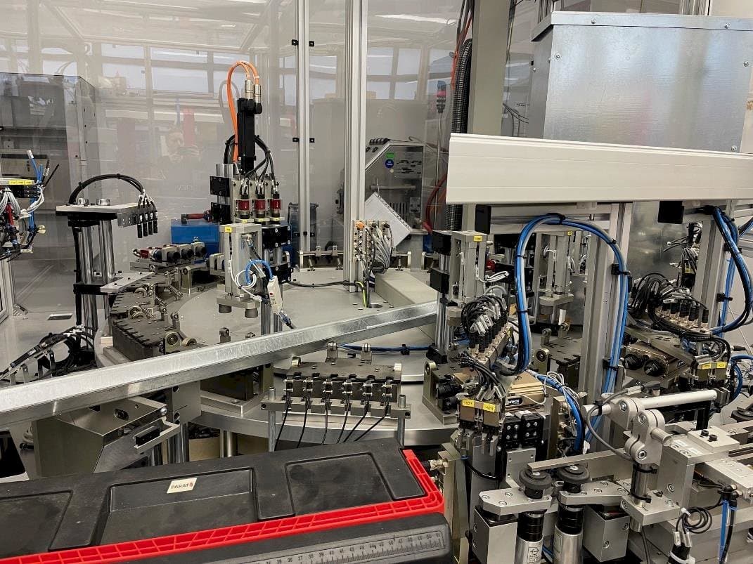 Vooraanzicht van TEAM AUTOMATION BERLIN Tattoo Needle Testing System machine