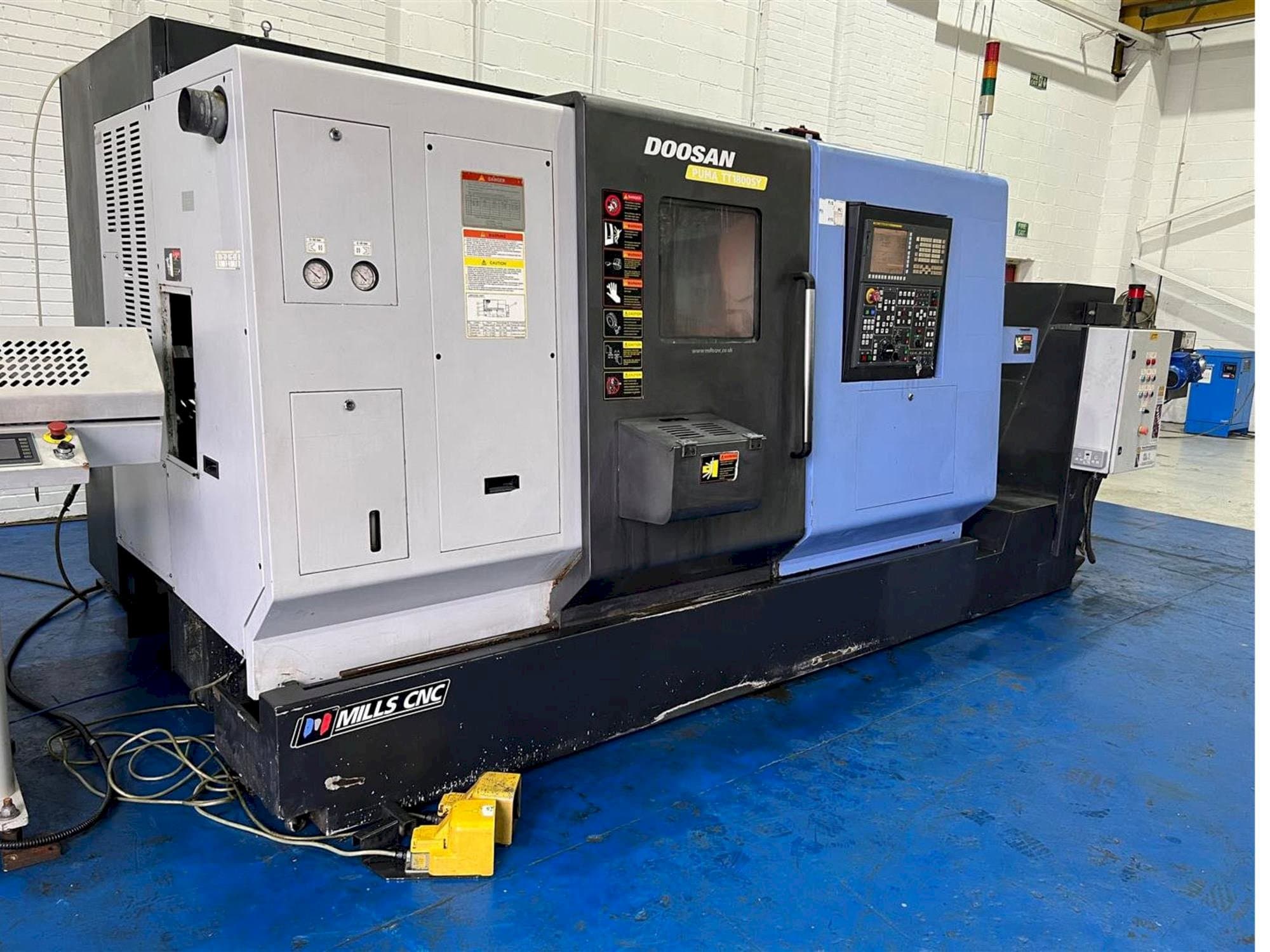 Vooraanzicht van Doosan TT1800SY machine