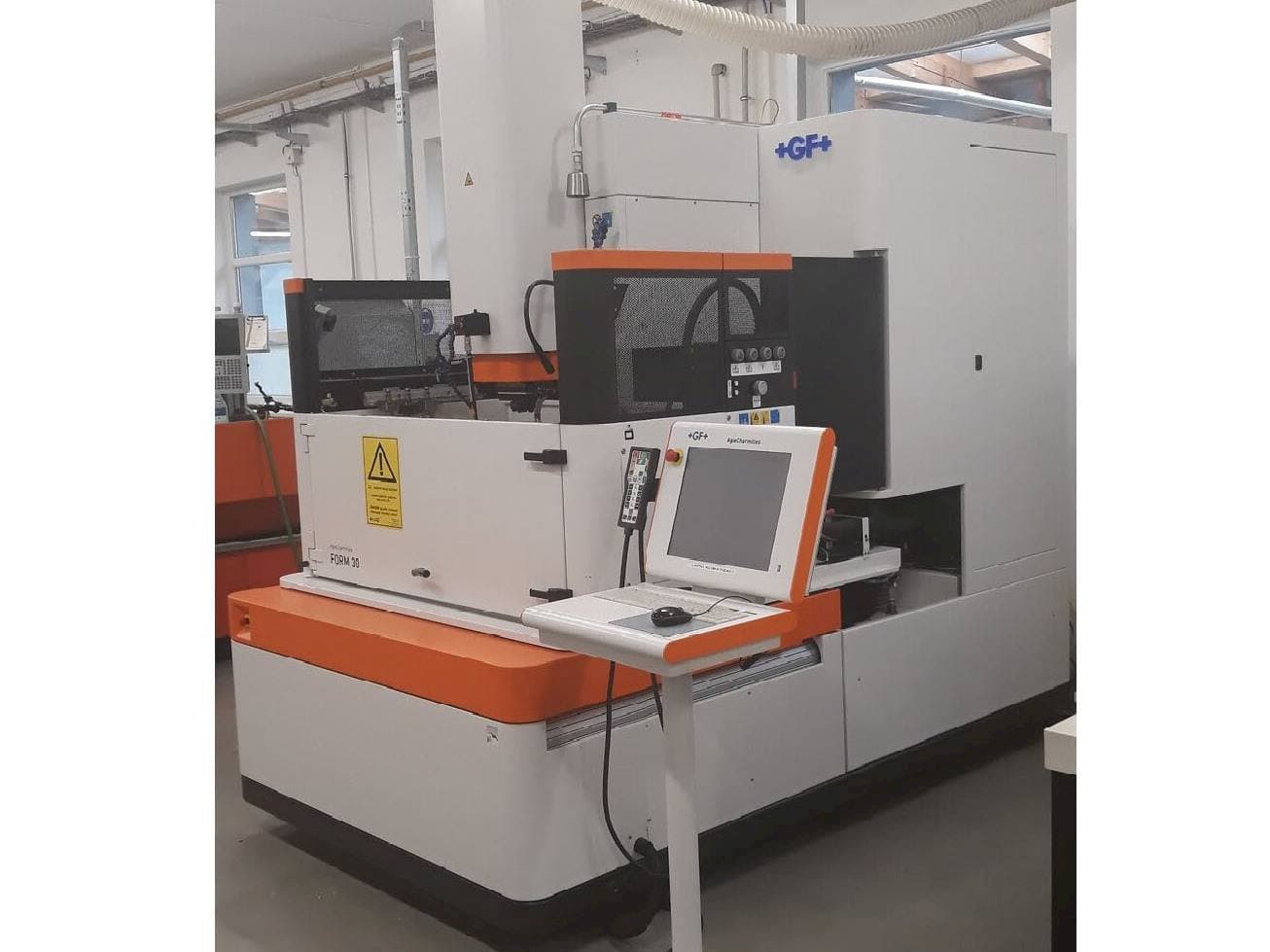 Vooraanzicht van AgieCharmilles Form 30 machine