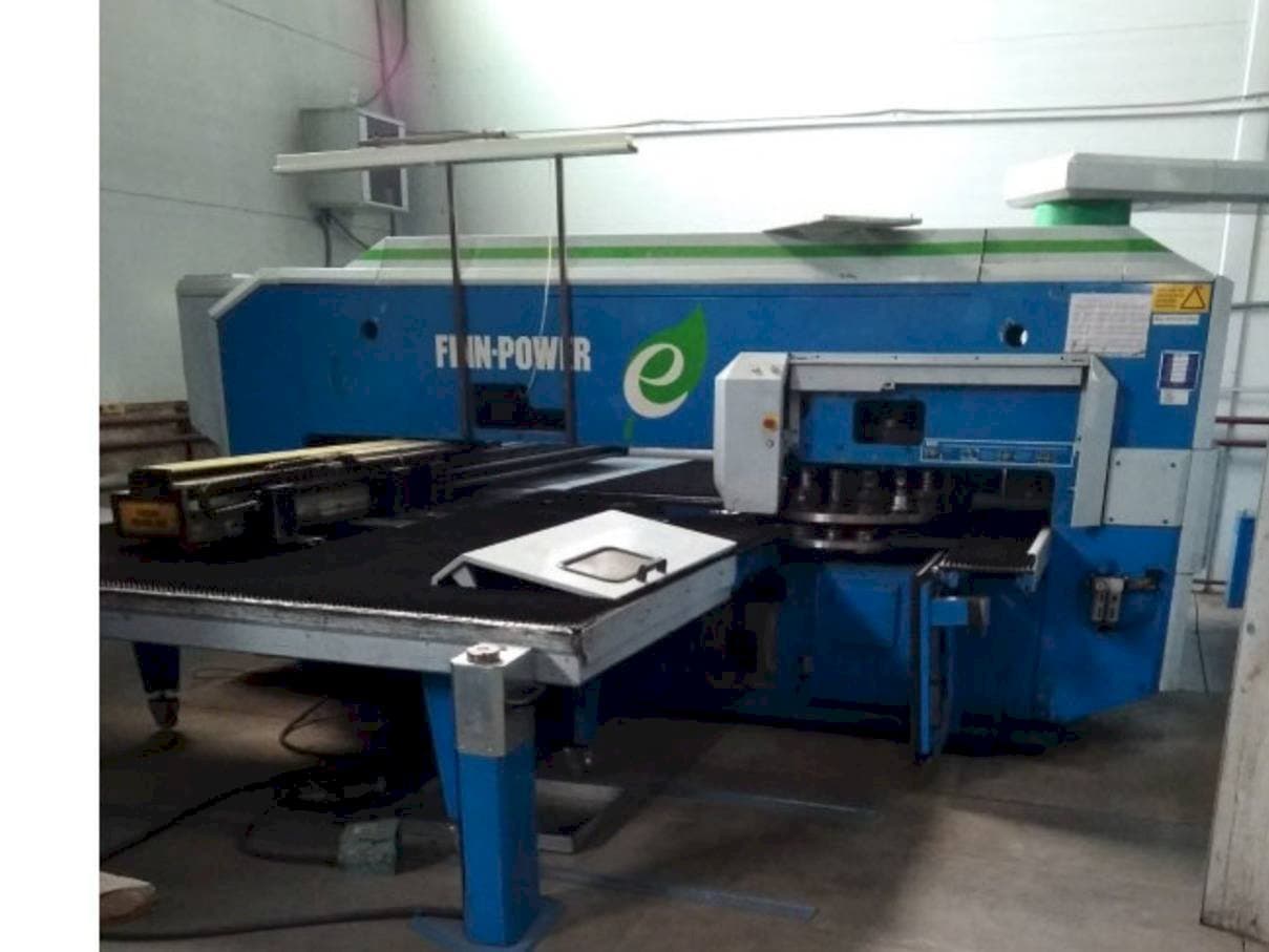 Vooraanzicht van Finn-Power E5 machine