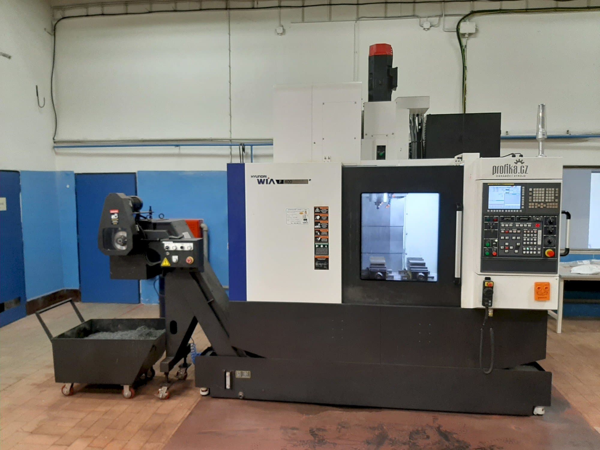 Vooraanzicht van Hyundai Wia F400 machine