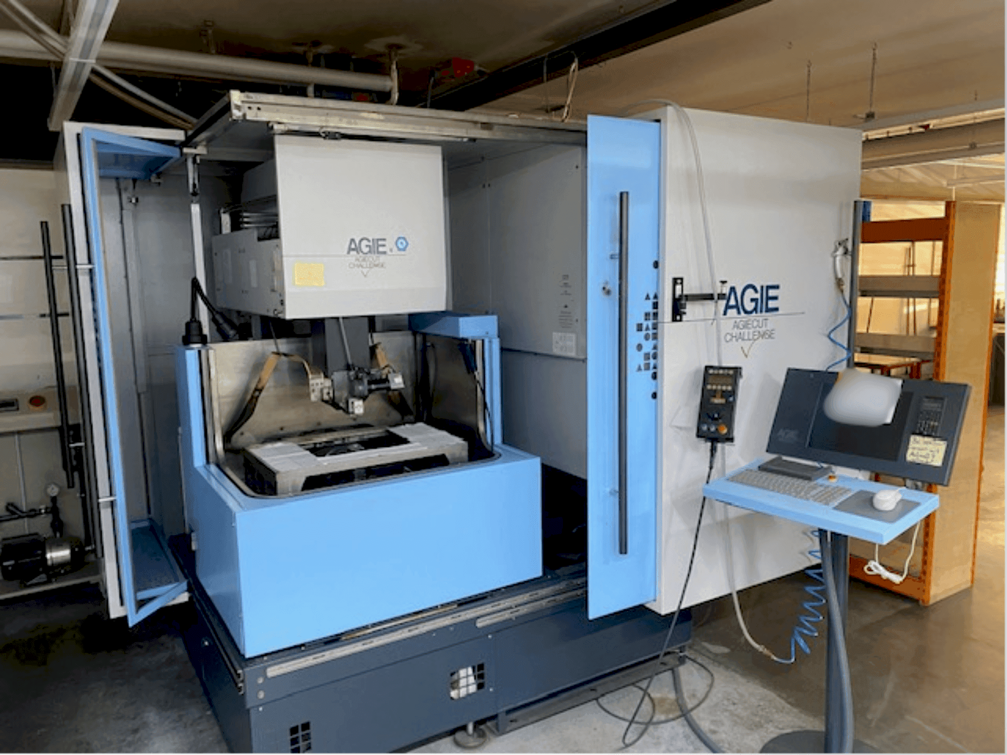 Vooraanzicht van AGIE Agiecut Challenge V2 machine