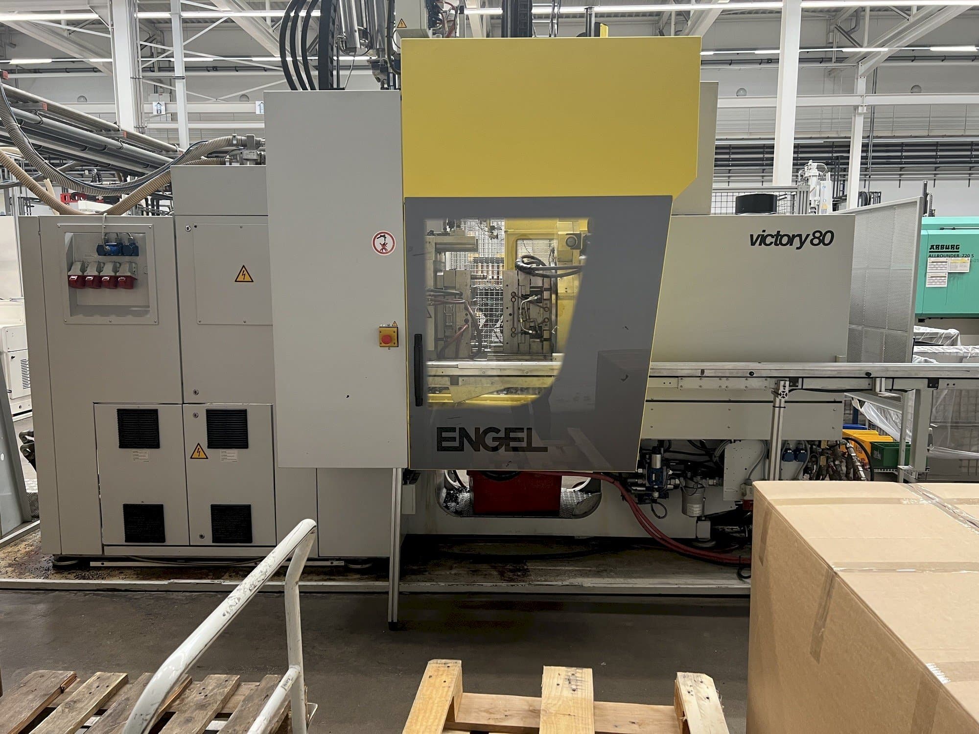 Vooraanzicht van Engel VC 330H/80V/80CO machine