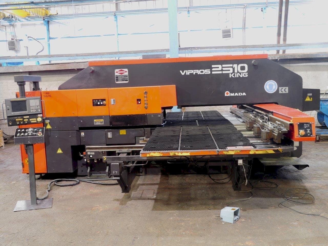 Vooraanzicht van AMADA Vipros S2510 machine
