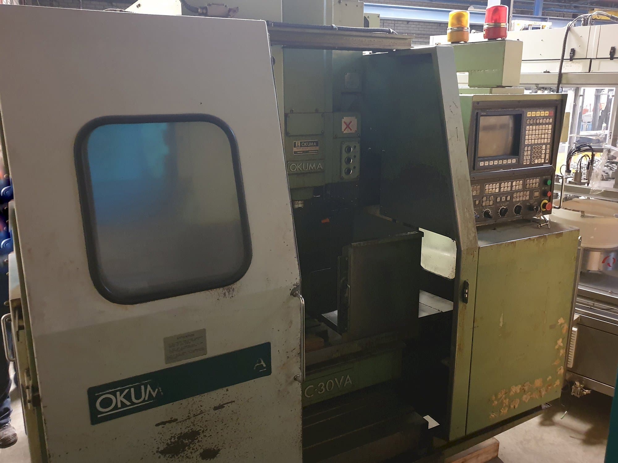 Links zicht van Okuma MC-30VA machine