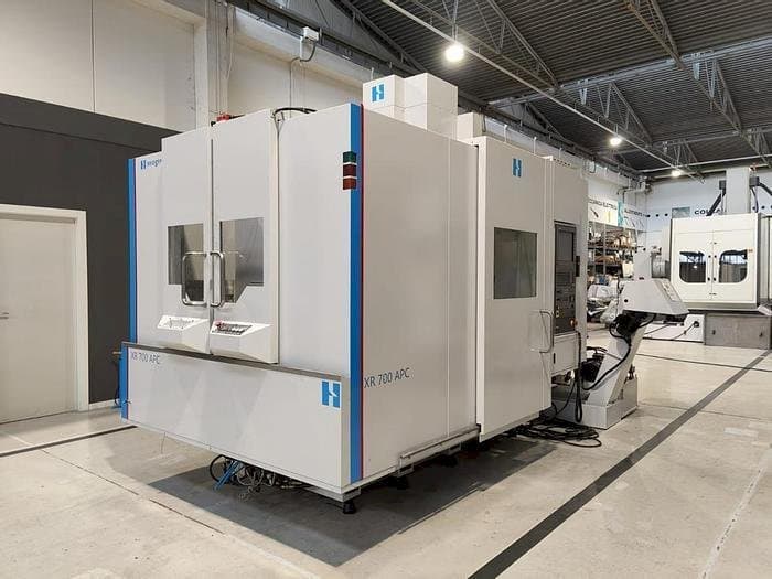 Vooraanzicht van Bridgeport XR-700 APC machine