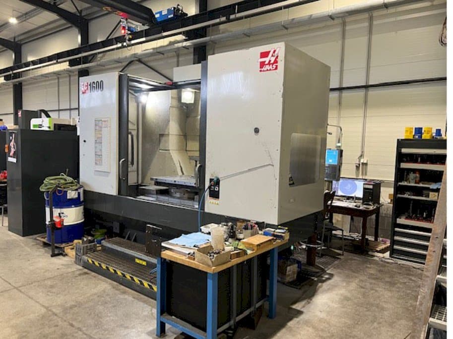 Vooraanzicht van HAAS EC-1600 machine