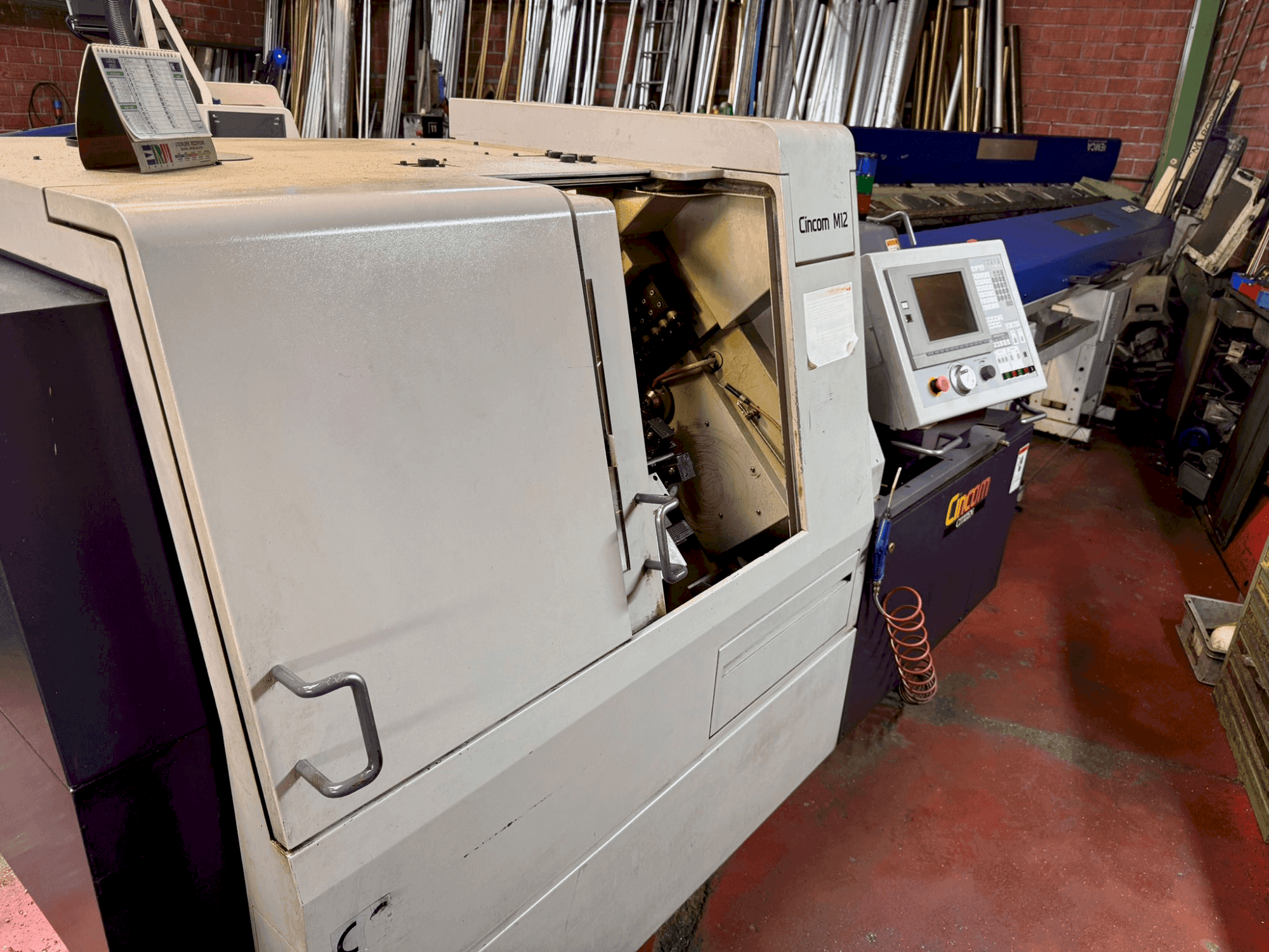 Vooraanzicht van Citizen CINCOM M12 machine