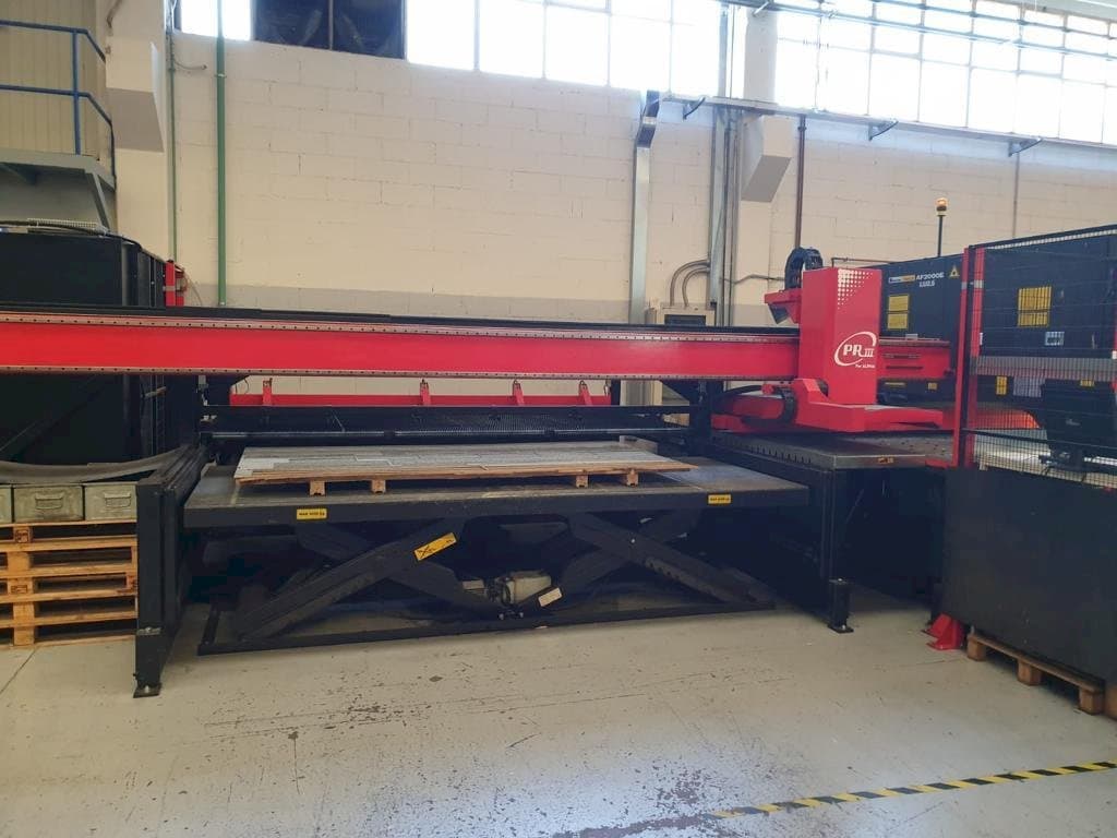 Vooraanzicht van AMADA LC 2415 ALFA IV machine