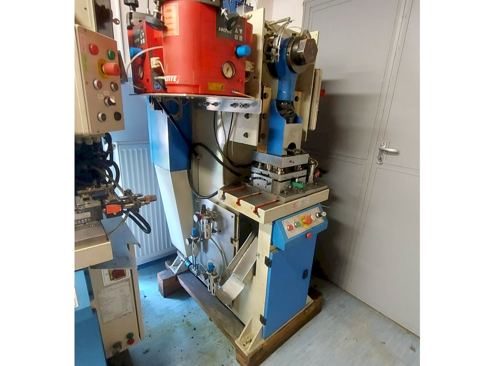 Vooraanzicht van KNUTH KEX 15 machine