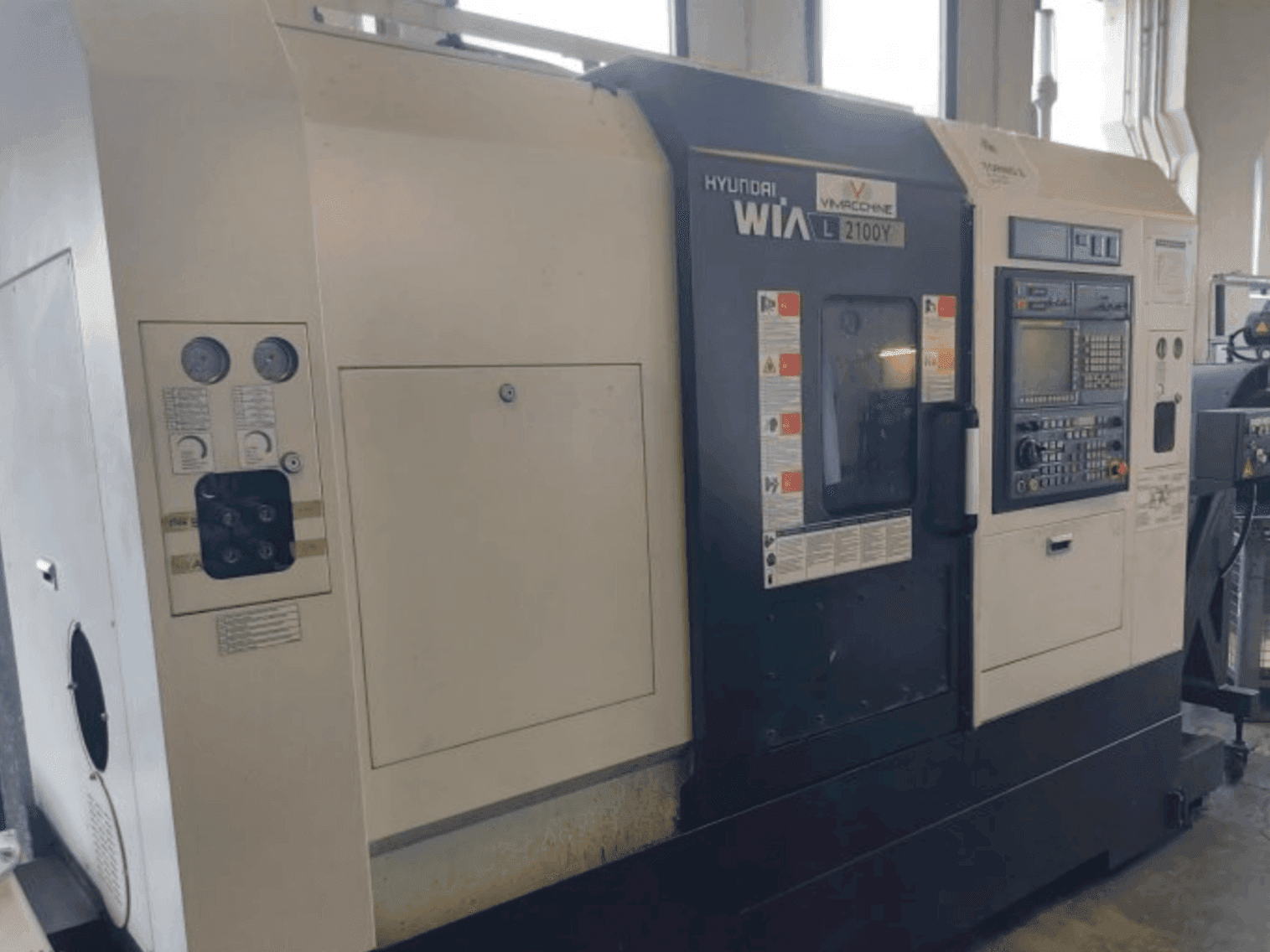 Vooraanzicht van Hyundai Wia L2100Y machine