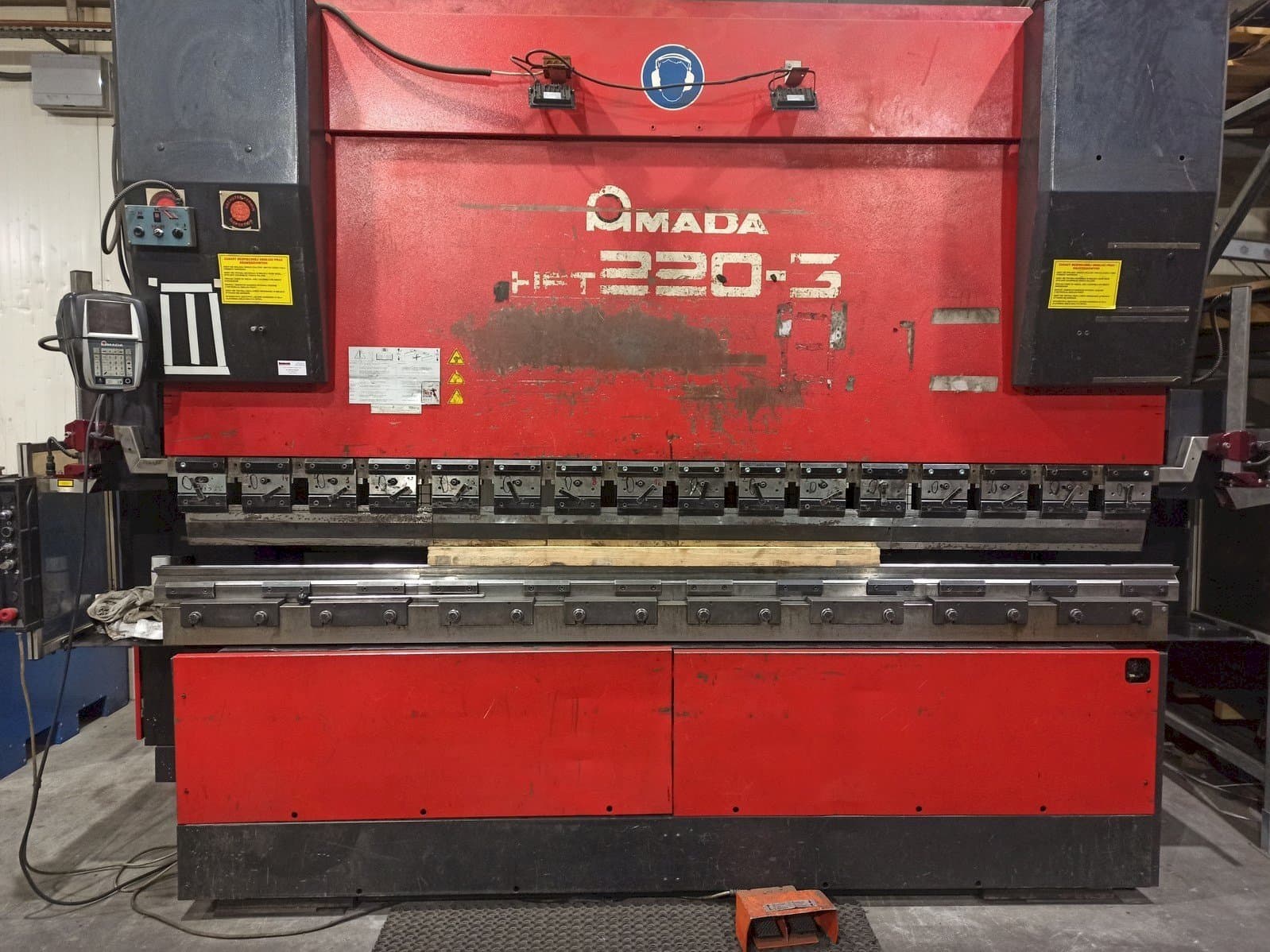 Vooraanzicht van AMADA HFT 220-3 machine