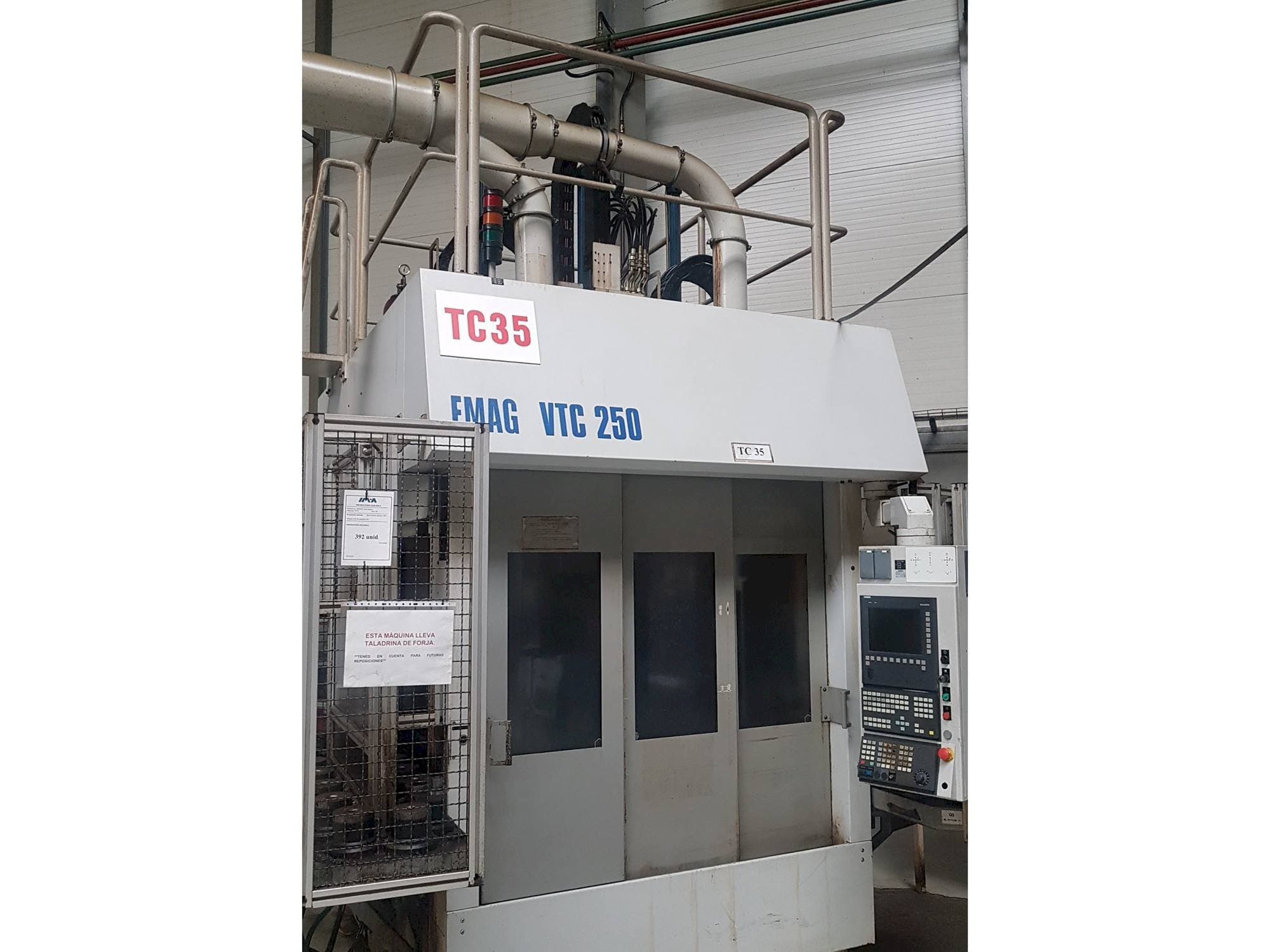 Vooraanzicht van EMAG VTC 250 machine