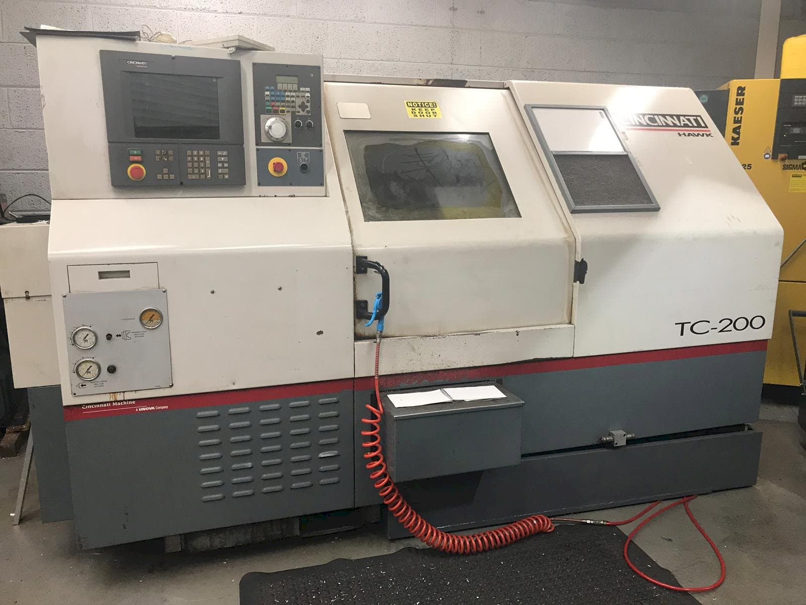 Vooraanzicht van Cincinnati Hawk TC-200 machine