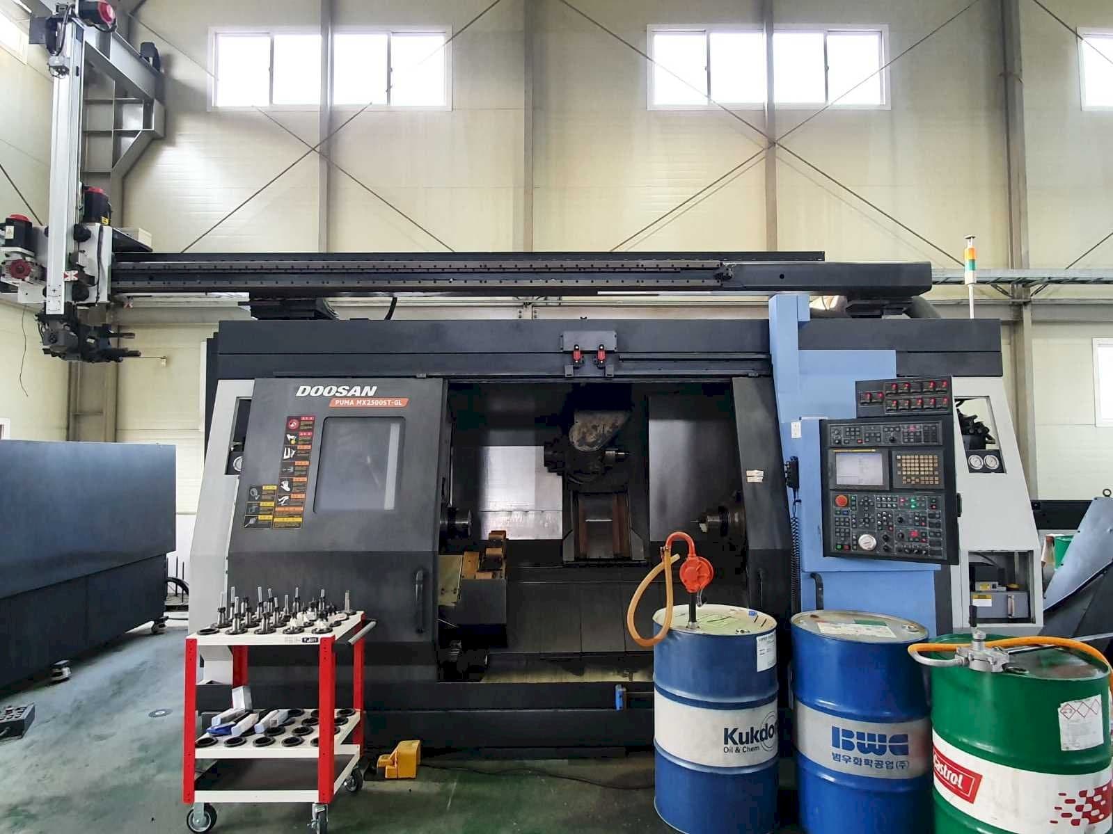 Vooraanzicht van Doosan Puma MX2500ST-GL machine