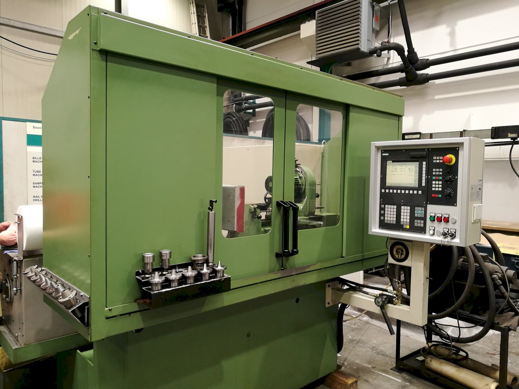 Vooraanzicht van TTB M10 400 NC machine