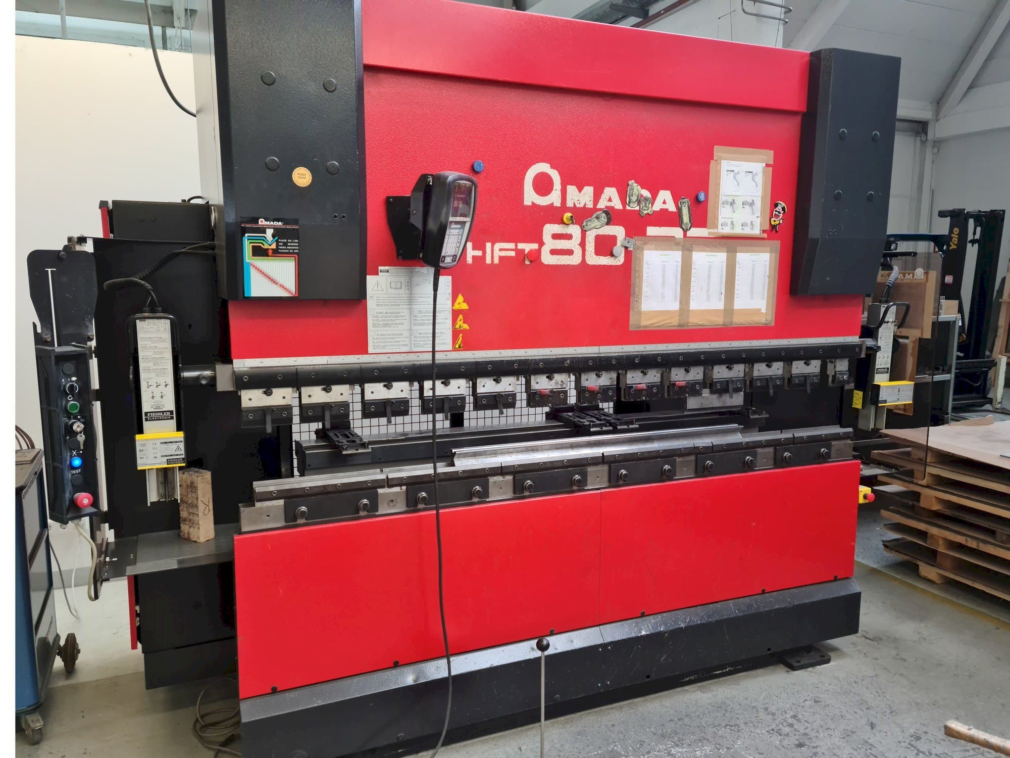 Vooraanzicht van AMADA HFT 80-25 machine