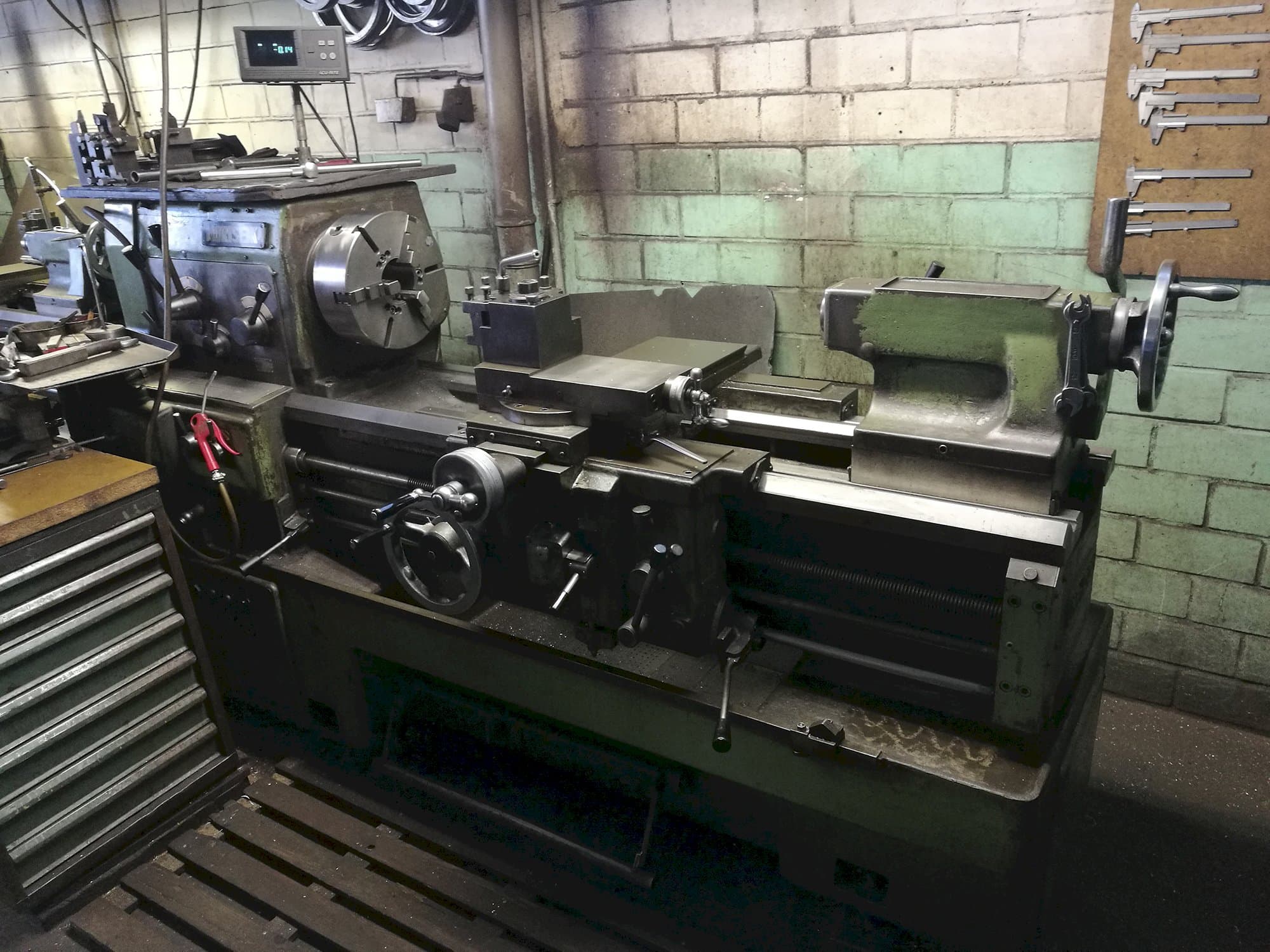 Recht aanzicht van MORI SEIKI MR 1000 machine