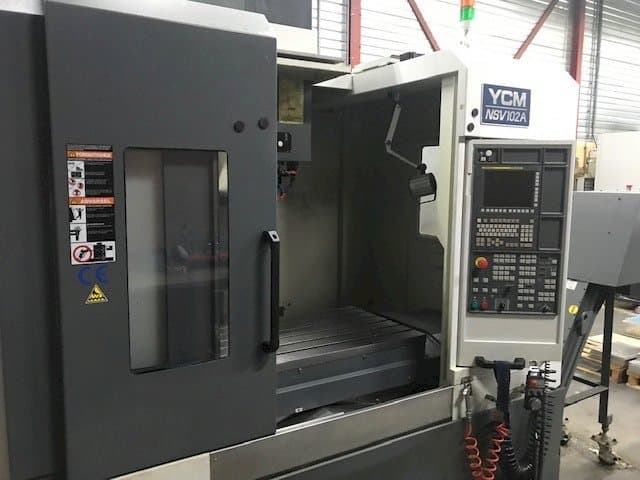 Vooraanzicht van YCM NSV102A machine