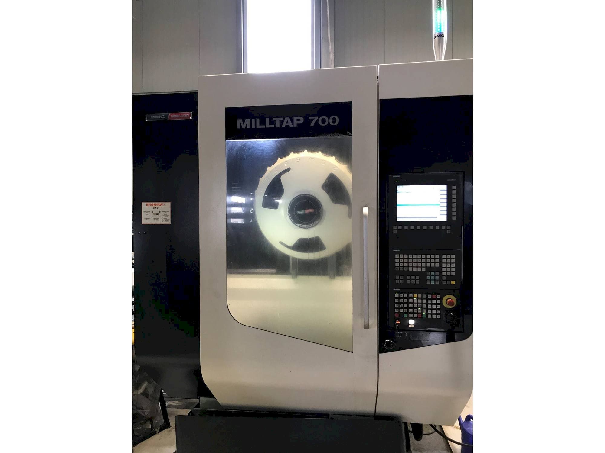 Vooraanzicht van DMG MORI Milltap 700 machine