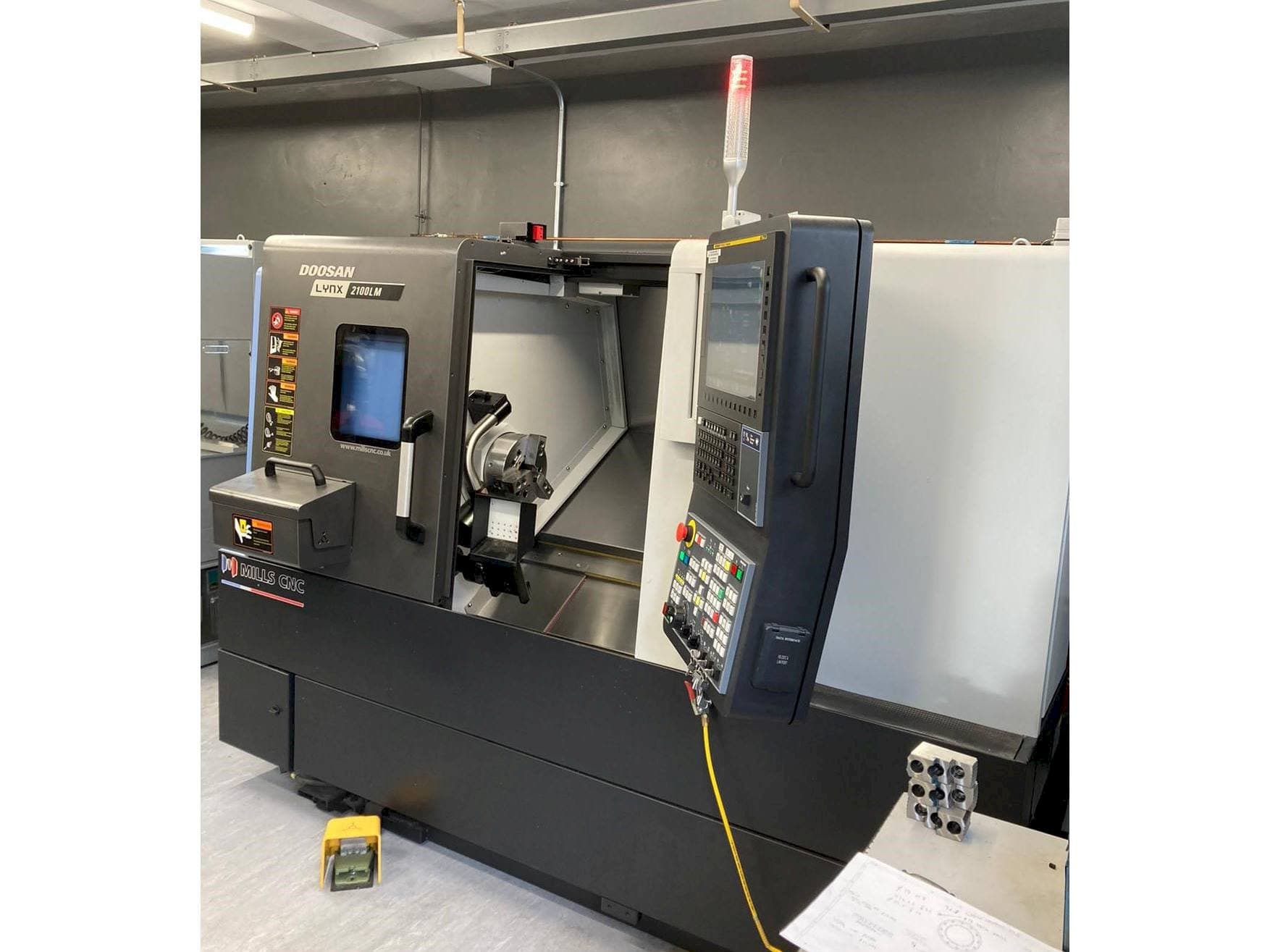 Vooraanzicht van Doosan Lynx 2100 LMB machine