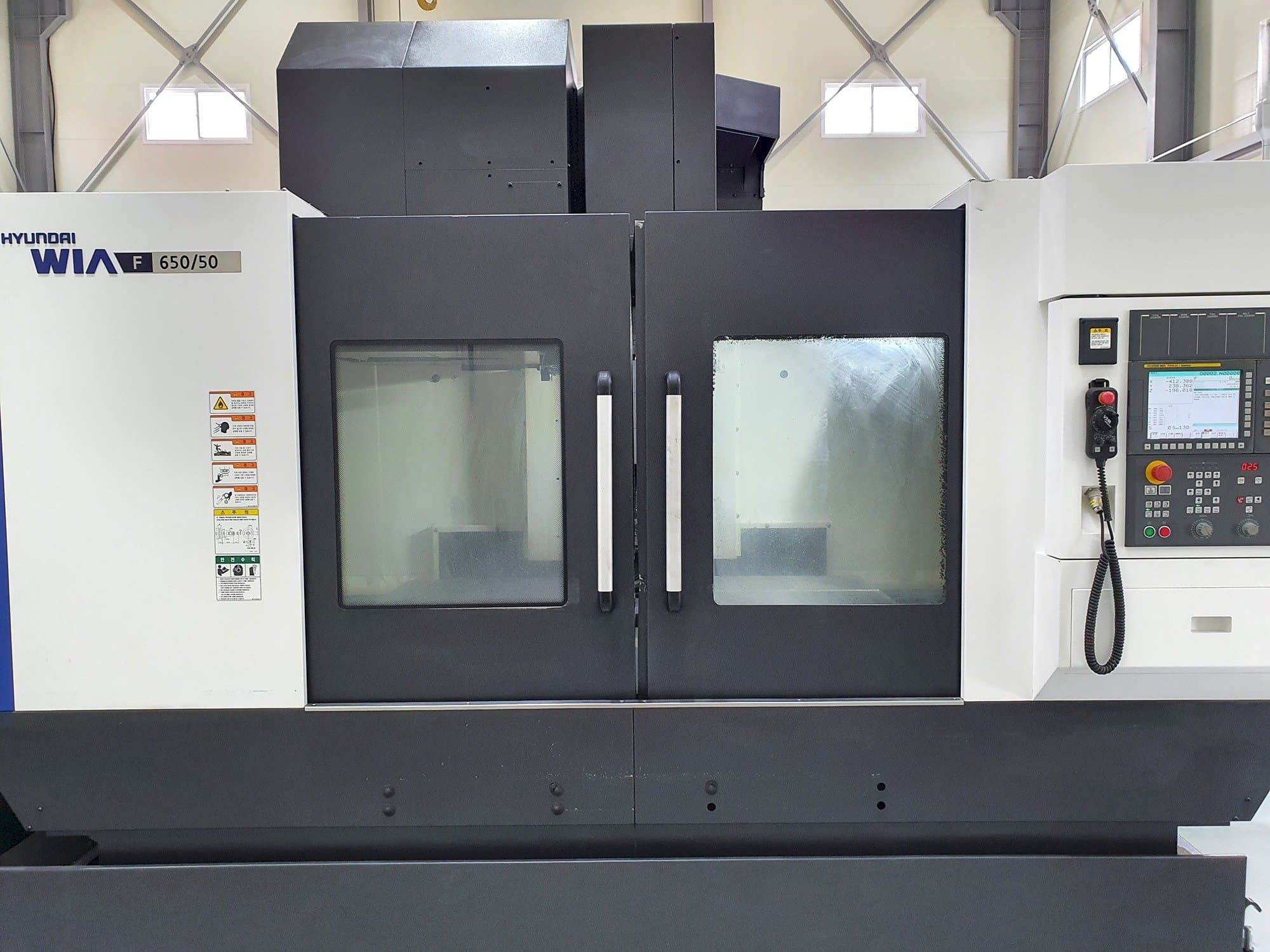 Vooraanzicht  van Hyundai Wia F650/50  machine