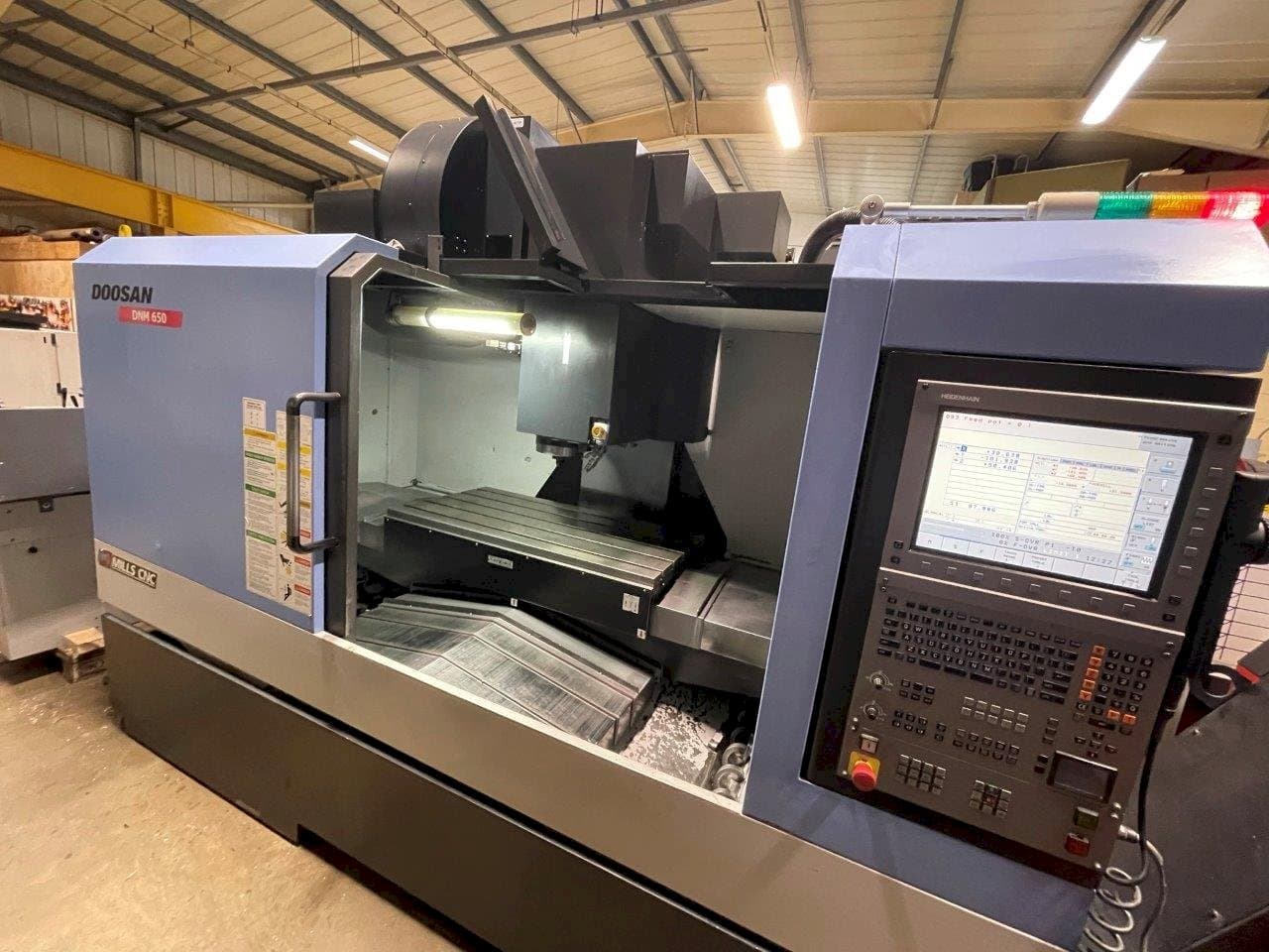 Vooraanzicht van Doosan DNM650 machine