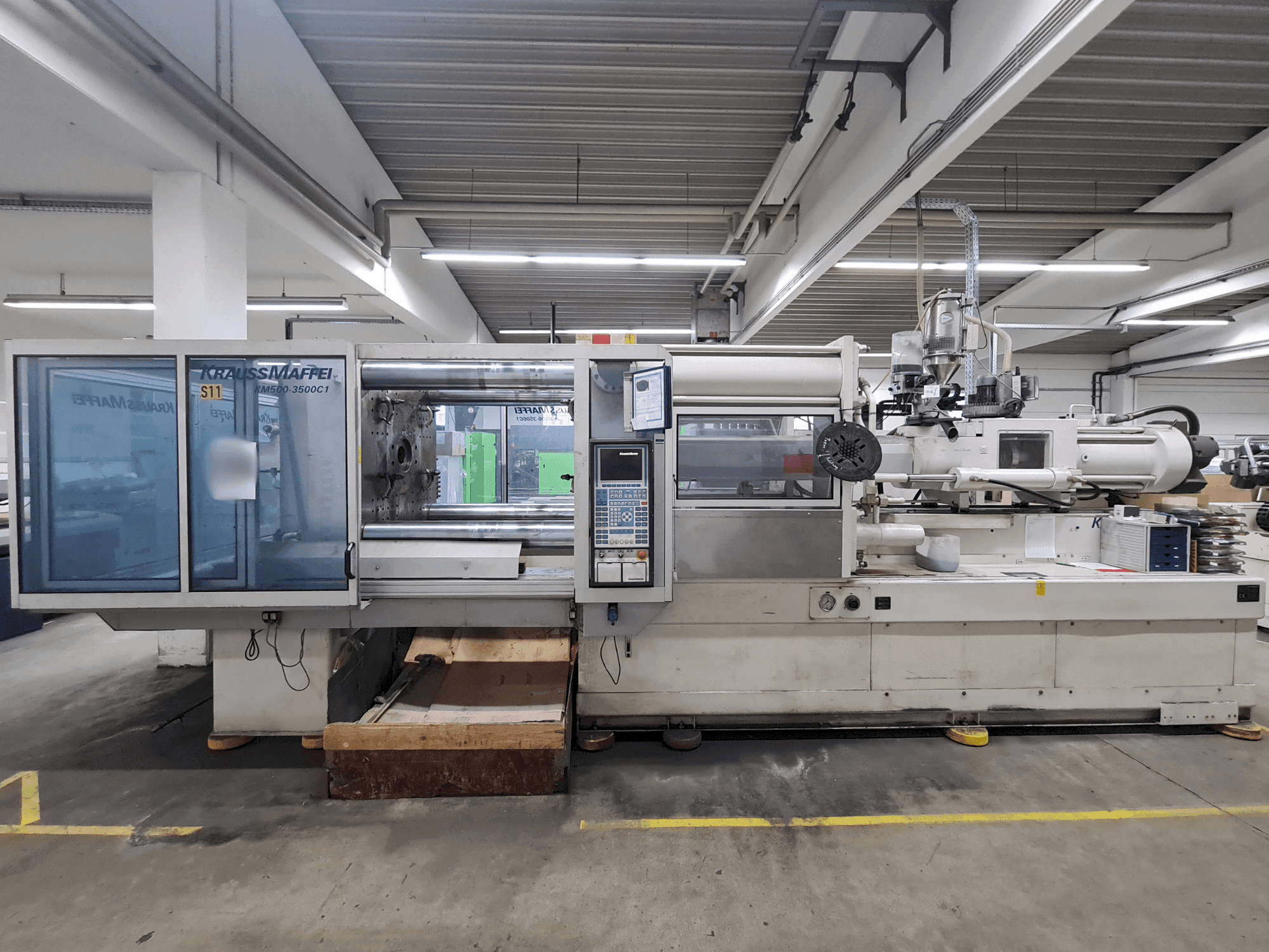 Vooraanzicht van Krauss Maffei 500-3500 C1 machine