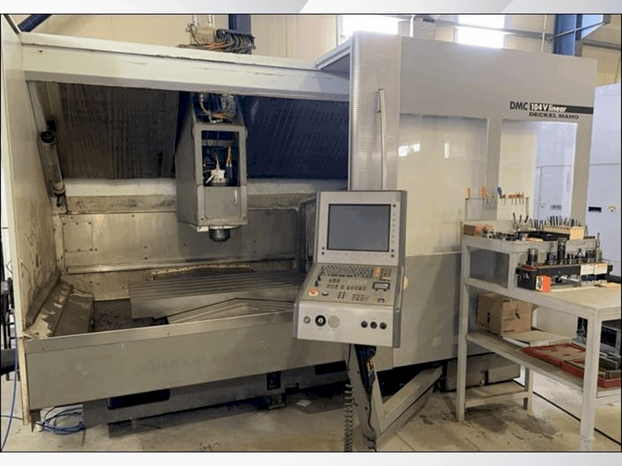 Vooraanzicht van DECKEL MAHO DMC 104V Linear machine