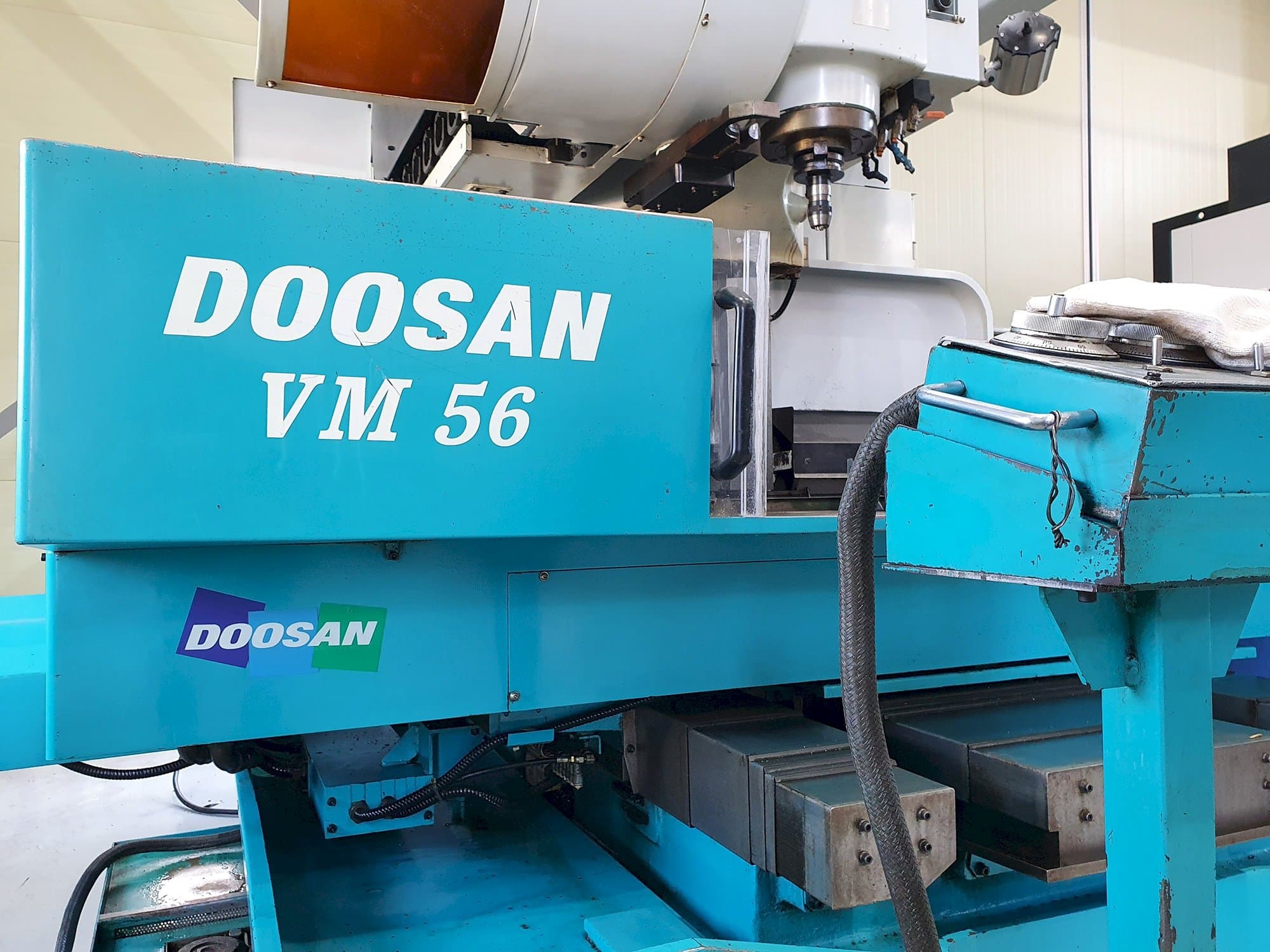 Vooraanzicht van Doosan VM56 machine