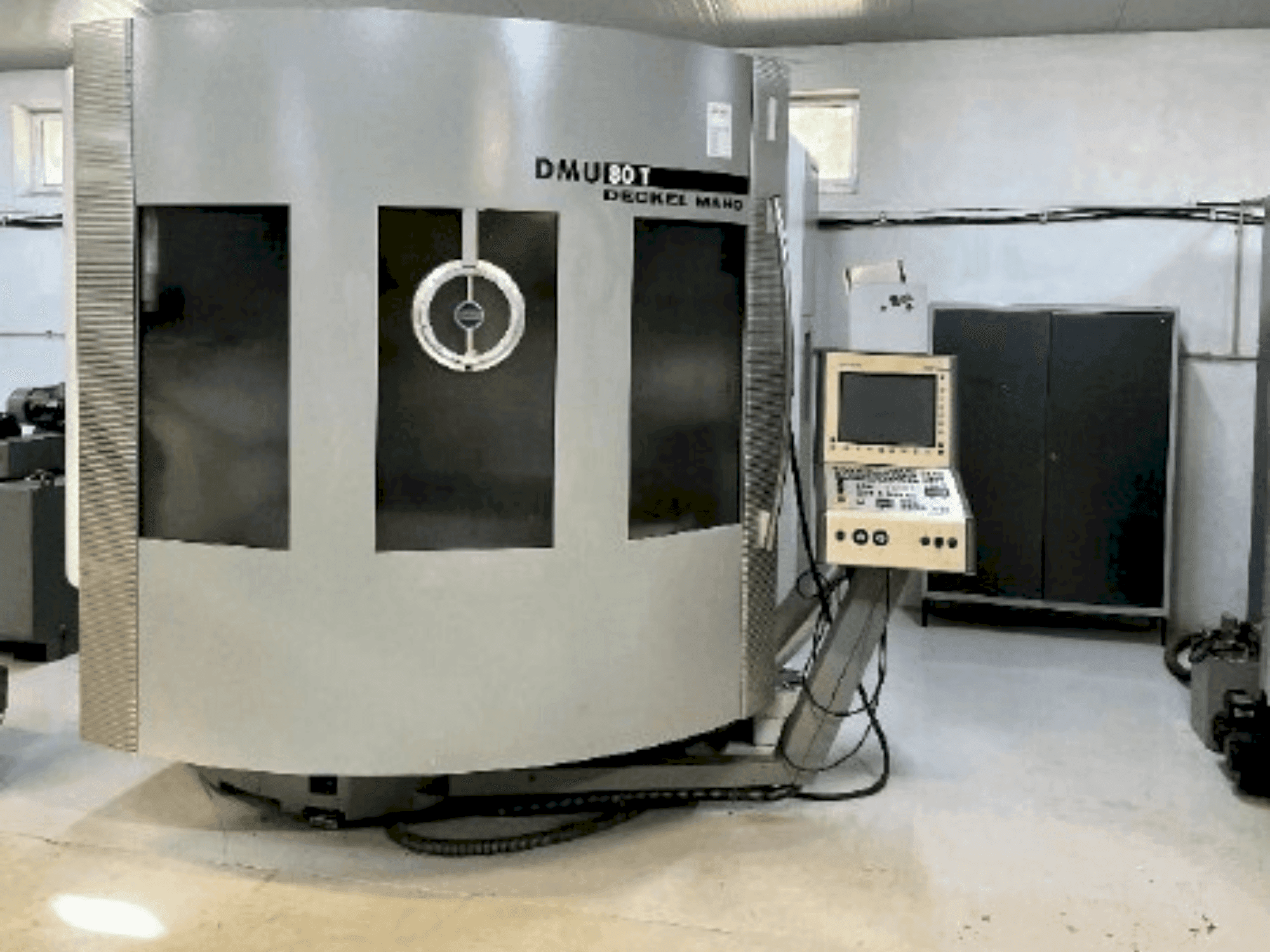 Vooraanzicht  van DMG DECKEL MAHO DMU 80T  machine