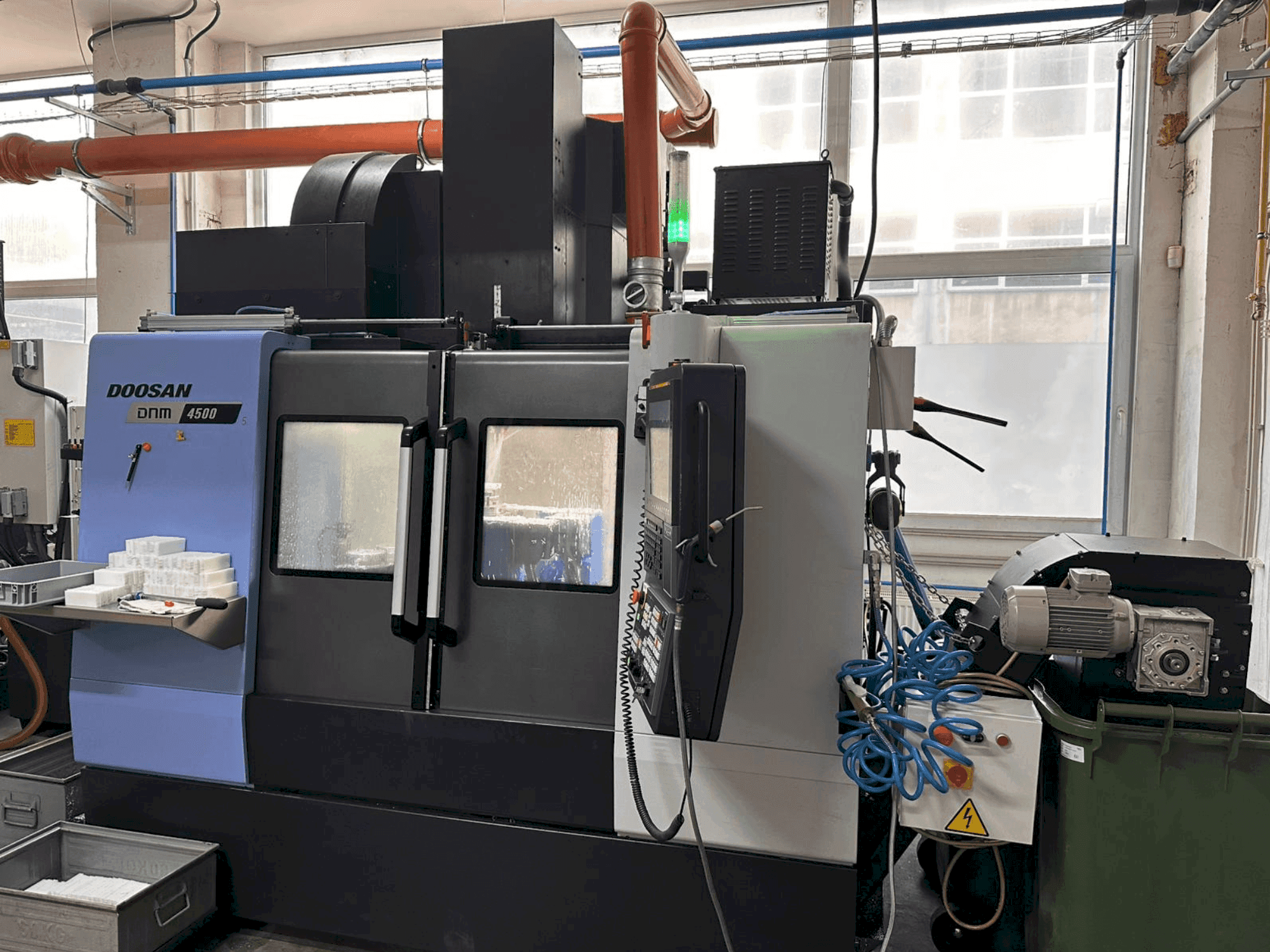 Vooraanzicht van DOOSAN DNM 4500 machine