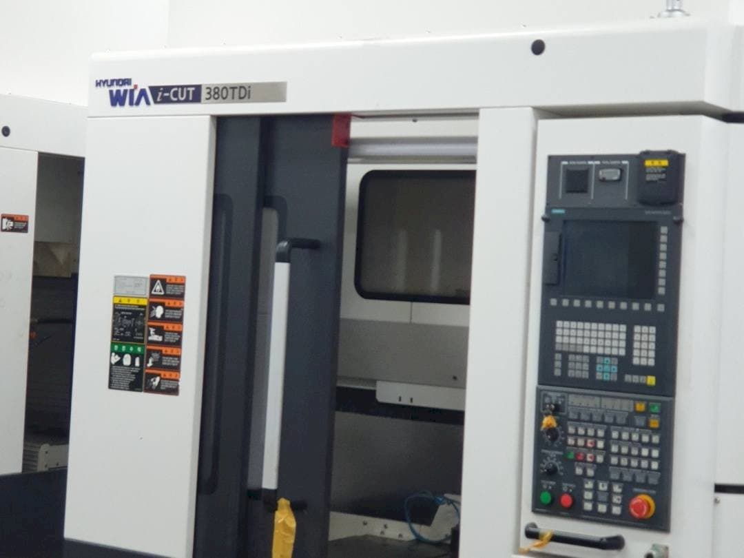 Vooraanzicht van Hyundai Wia i-CUT380TDi machine