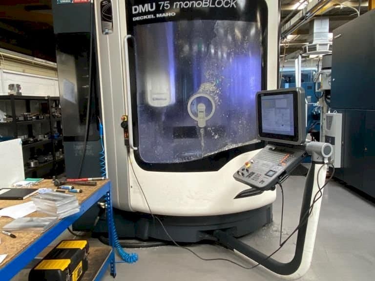 Vooraanzicht van DMG MORI DMU75 monoBLOCK machine