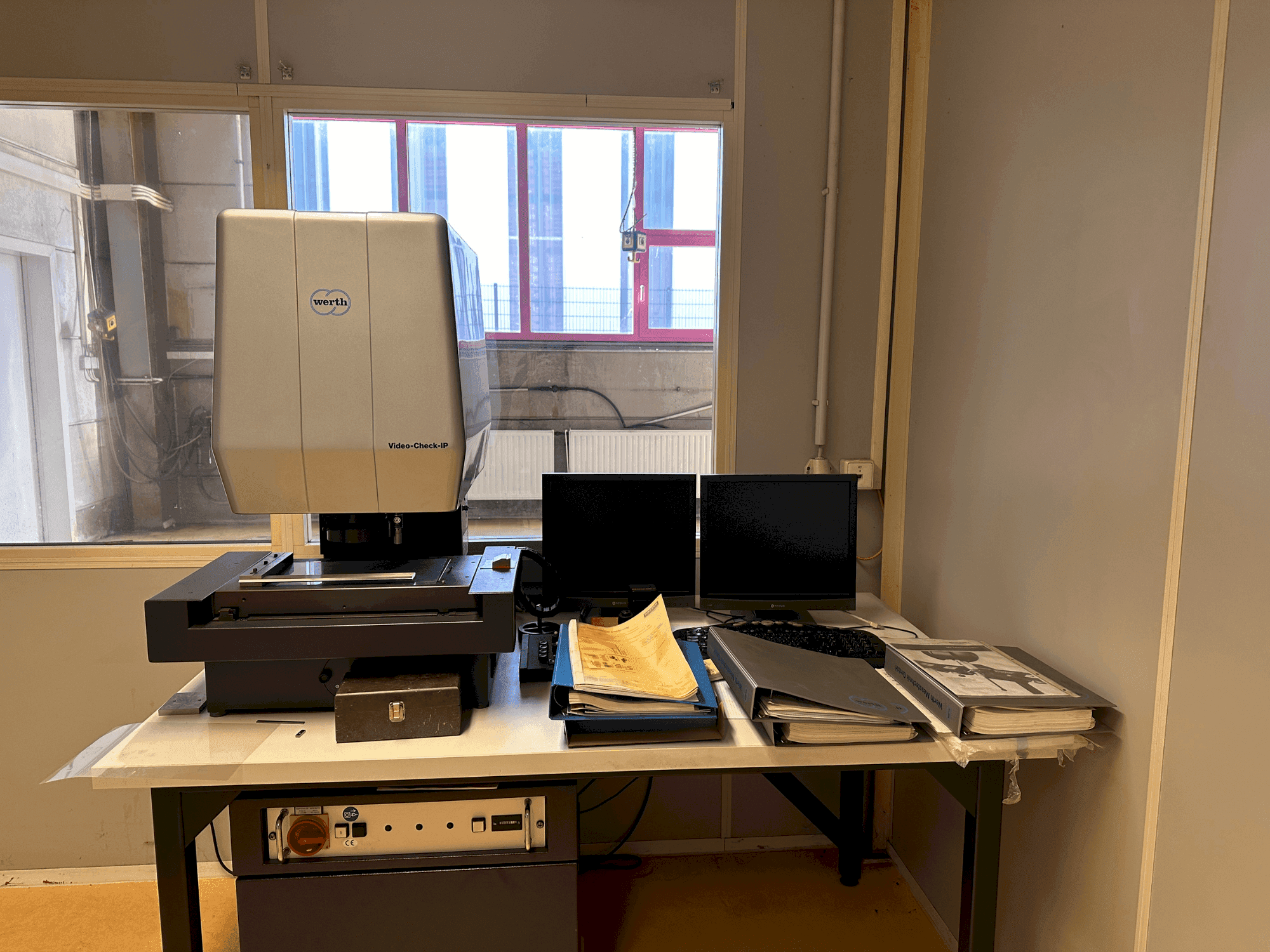 Vooraanzicht van Werth Video-Check IP 250x125 3D CNC machine