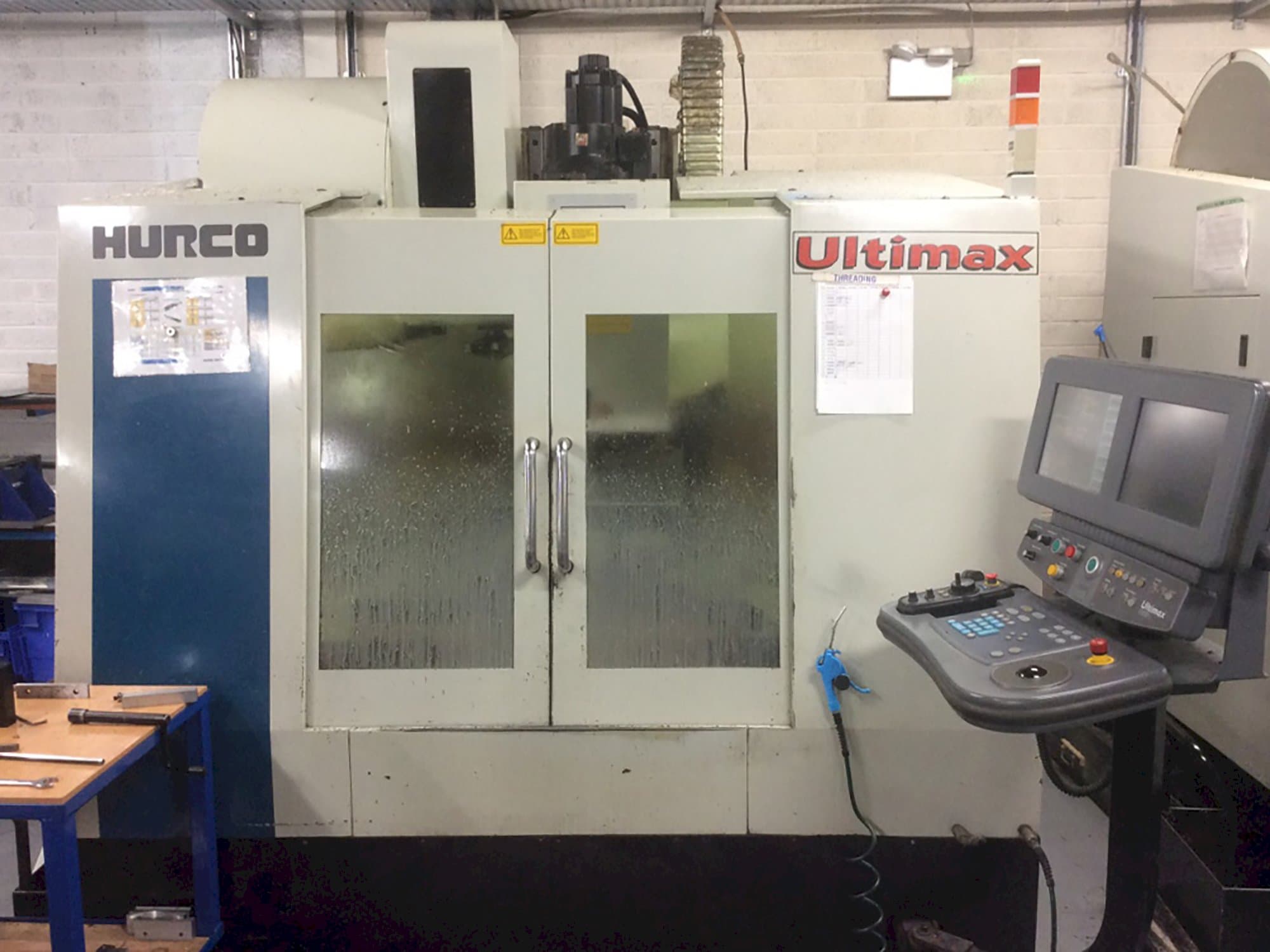 Vooraanzicht van Hurco Ultimax VMX30 machine