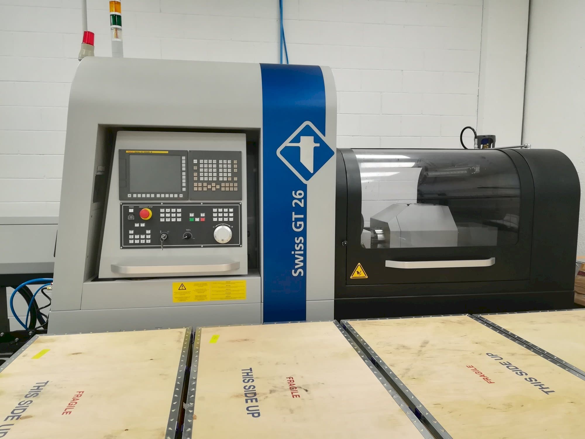 Vooraanzicht van Swiss GT 26 machine