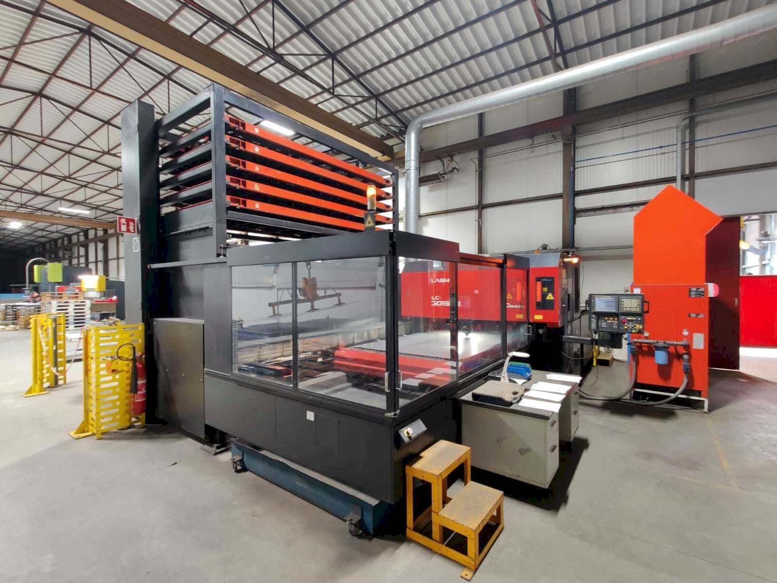 Vooraanzicht van AMADA LC3015B3EU machine