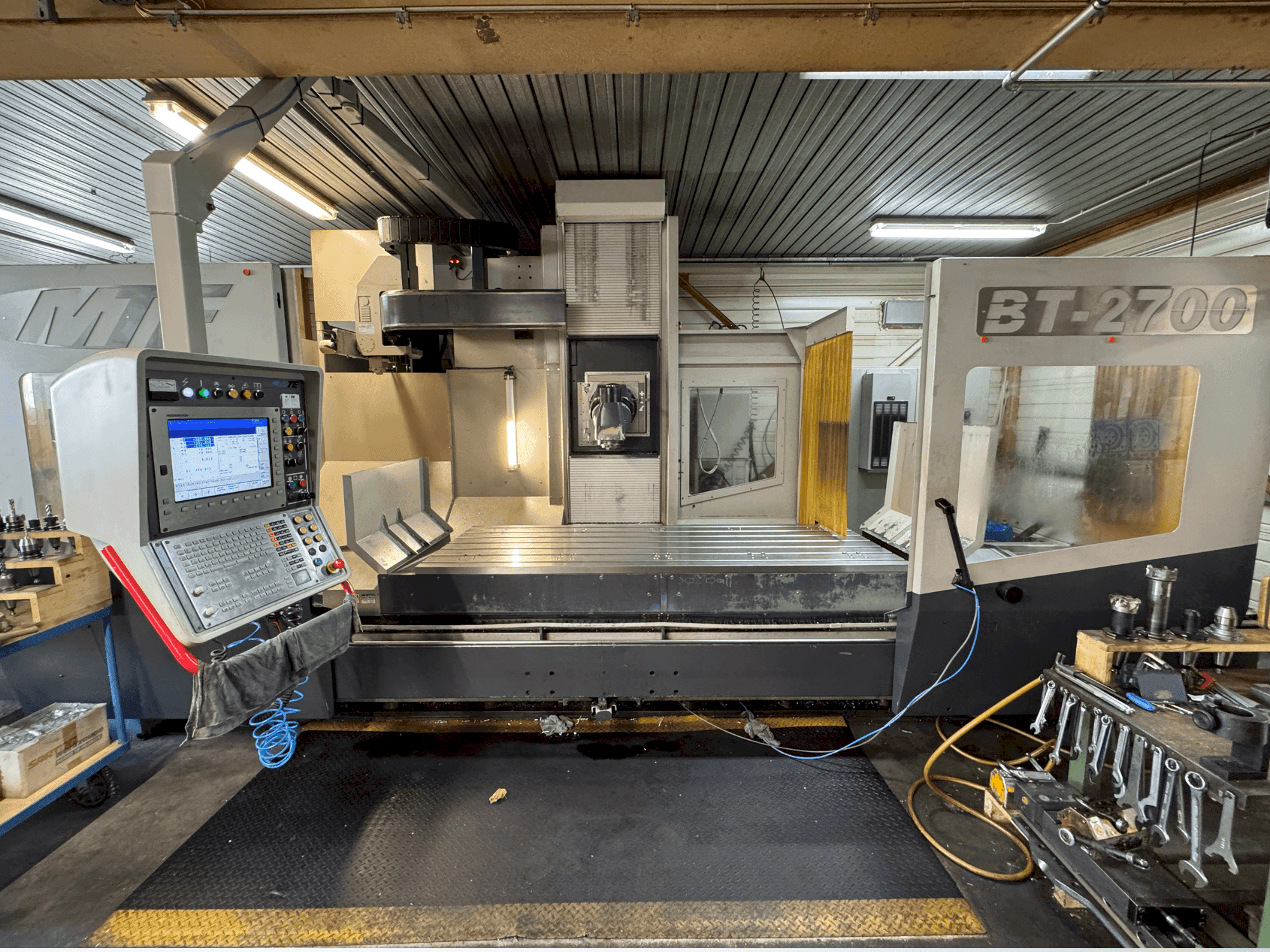 Vooraanzicht van MTE BT-2700 machine