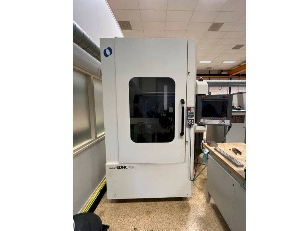 Vooraanzicht van Makino EDNC 43 machine