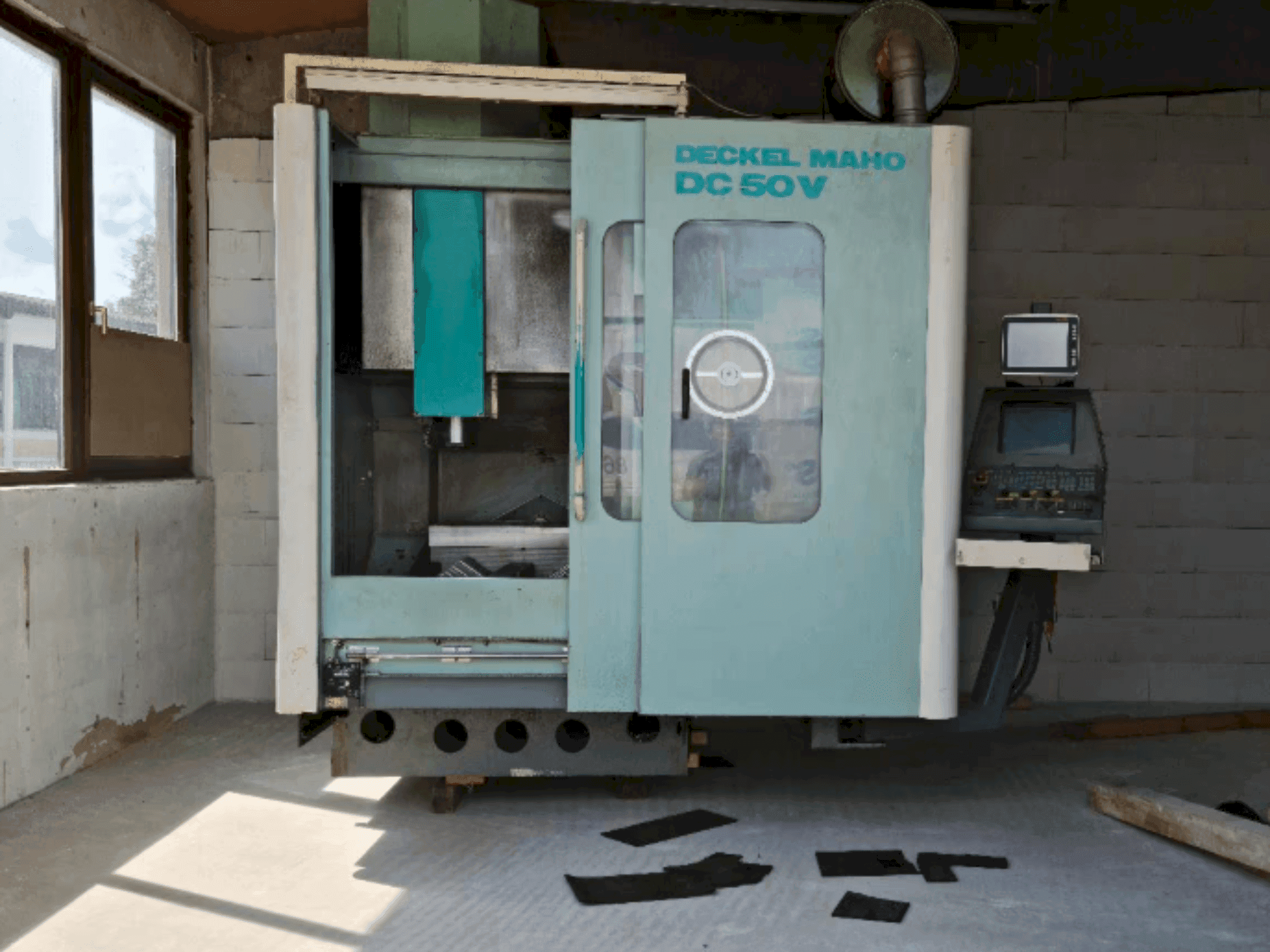 Vooraanzicht van DECKEL MAHO DC 50 V machine