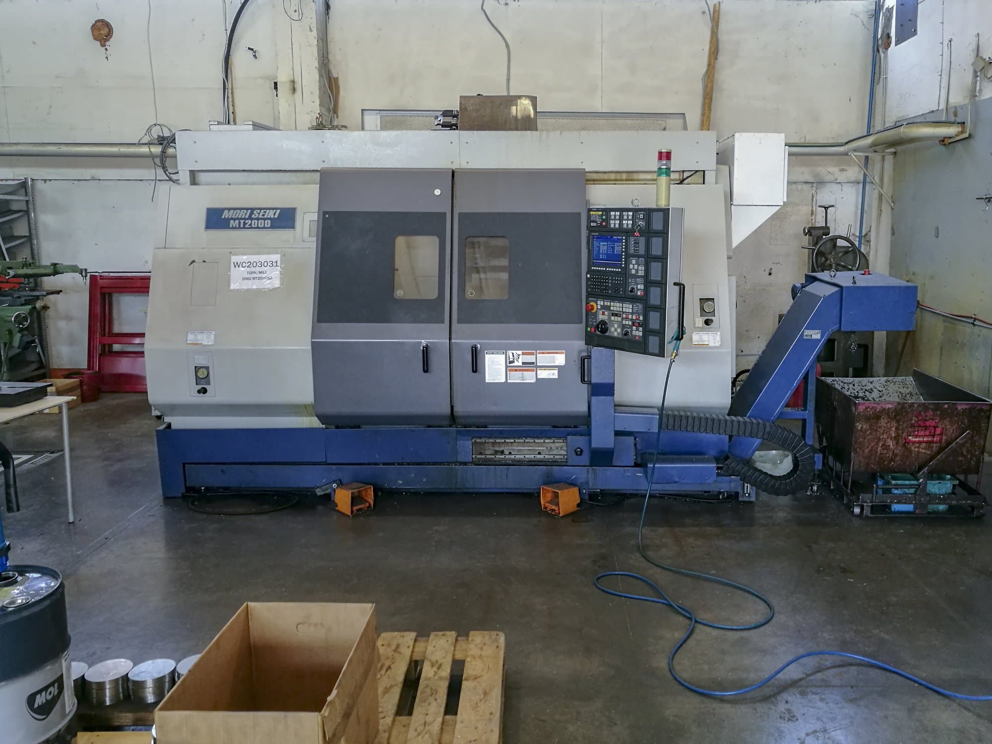 Vooraanzicht van MORI SEIKI MT-2000 SZ machine