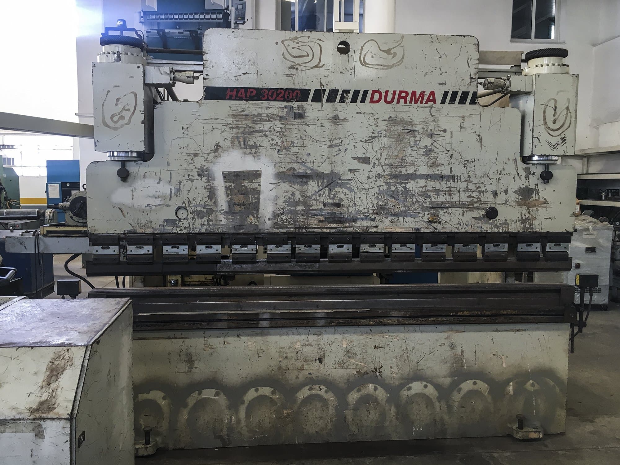 Vooraanzicht van Durma HAP 30200 machine