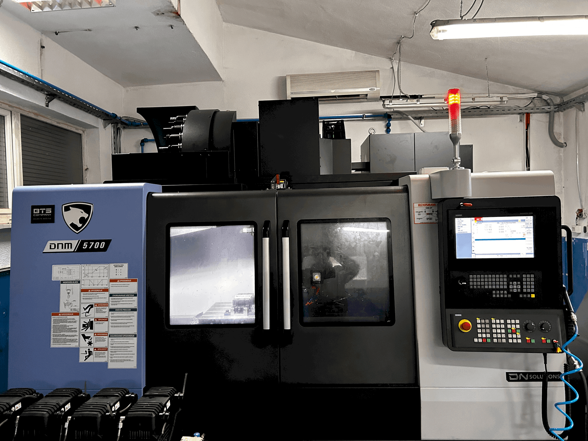 Vooraanzicht van DN SOLUTIONS DNM 5700 machine