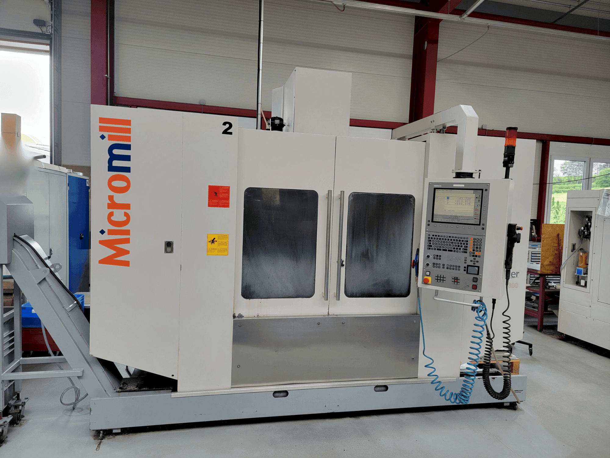 Vooraanzicht van BUFFALO Micromill VMC 1300 machine