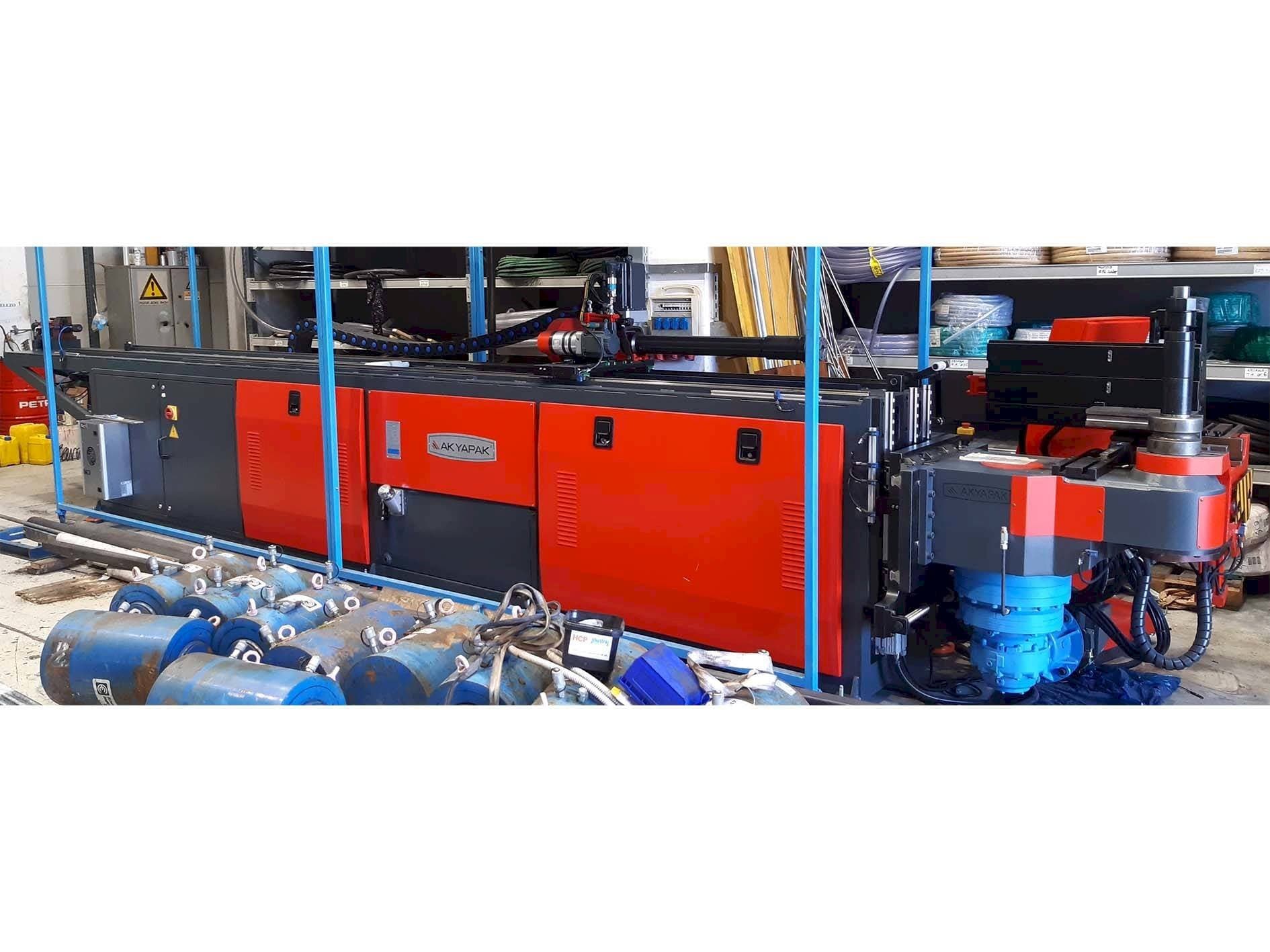 Vooraanzicht van Akyapak ABM 76 CNC3 machine