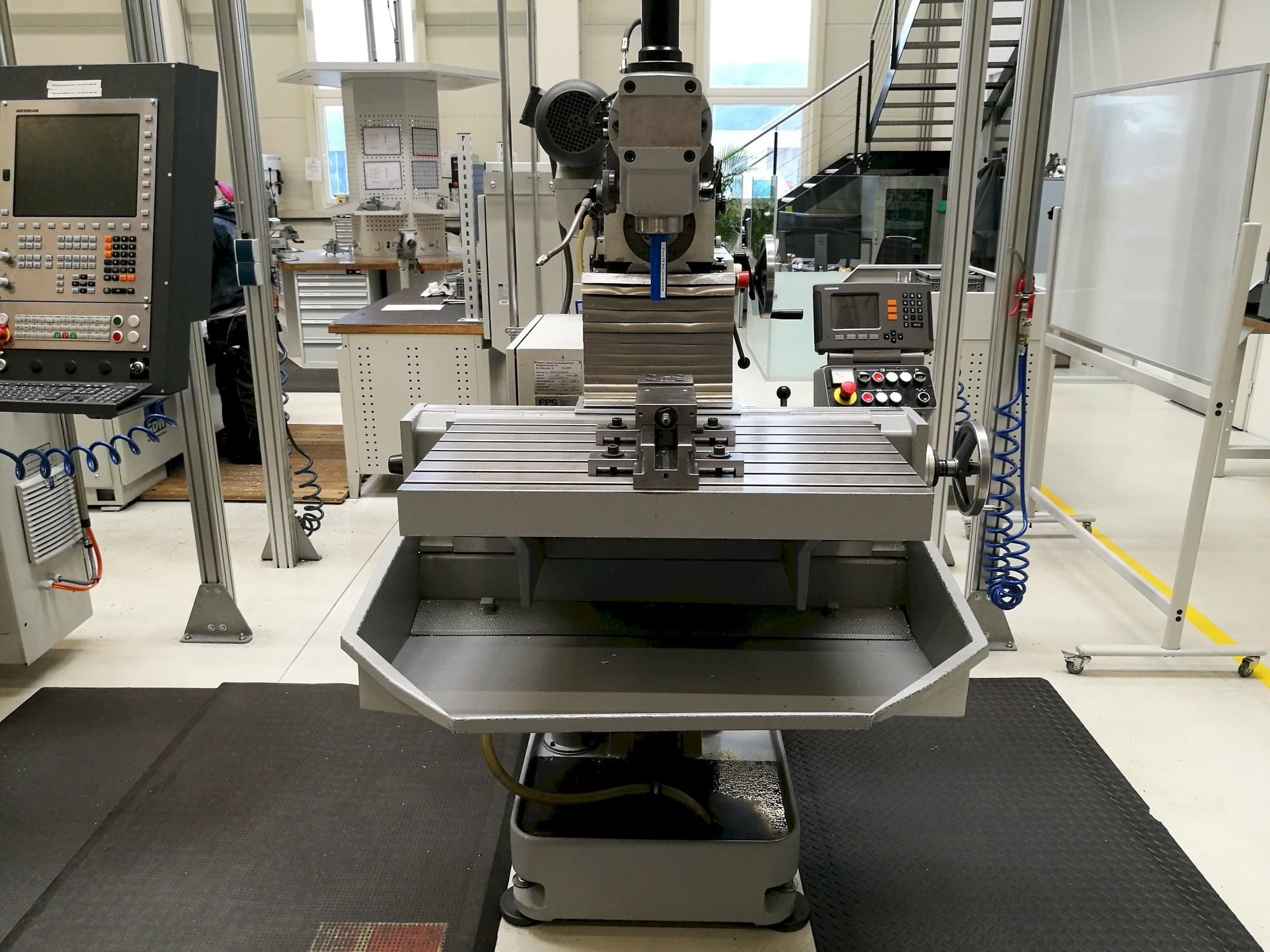 Vooraanzicht van DECKEL FP4 machine